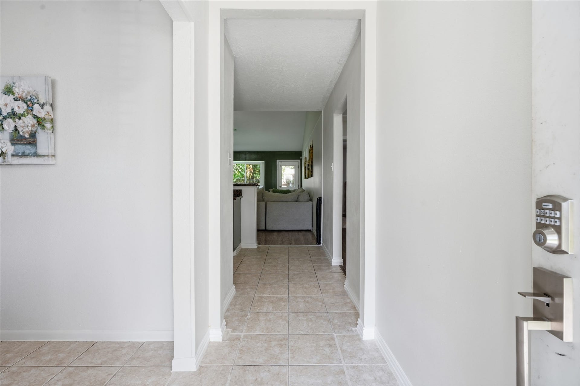 4850 Kentington Drive, Alvin, TX 77511 Welcoming entryway offering a clear view into the main living spaces with tile flooring and an open, functional layout.