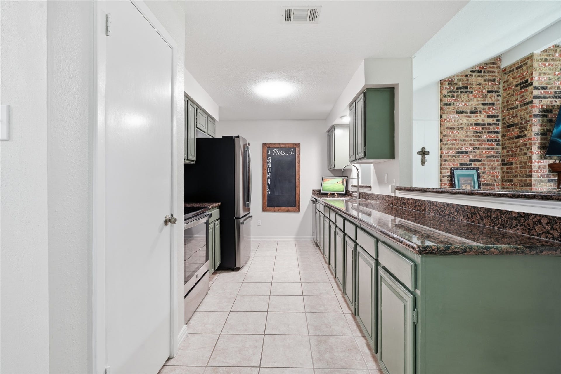 4850 Kentington Drive, Alvin, TX 77511 Long stretches of granite countertop provide generous prep space, complemented by stainless steel appliances and plentiful cabinetry.