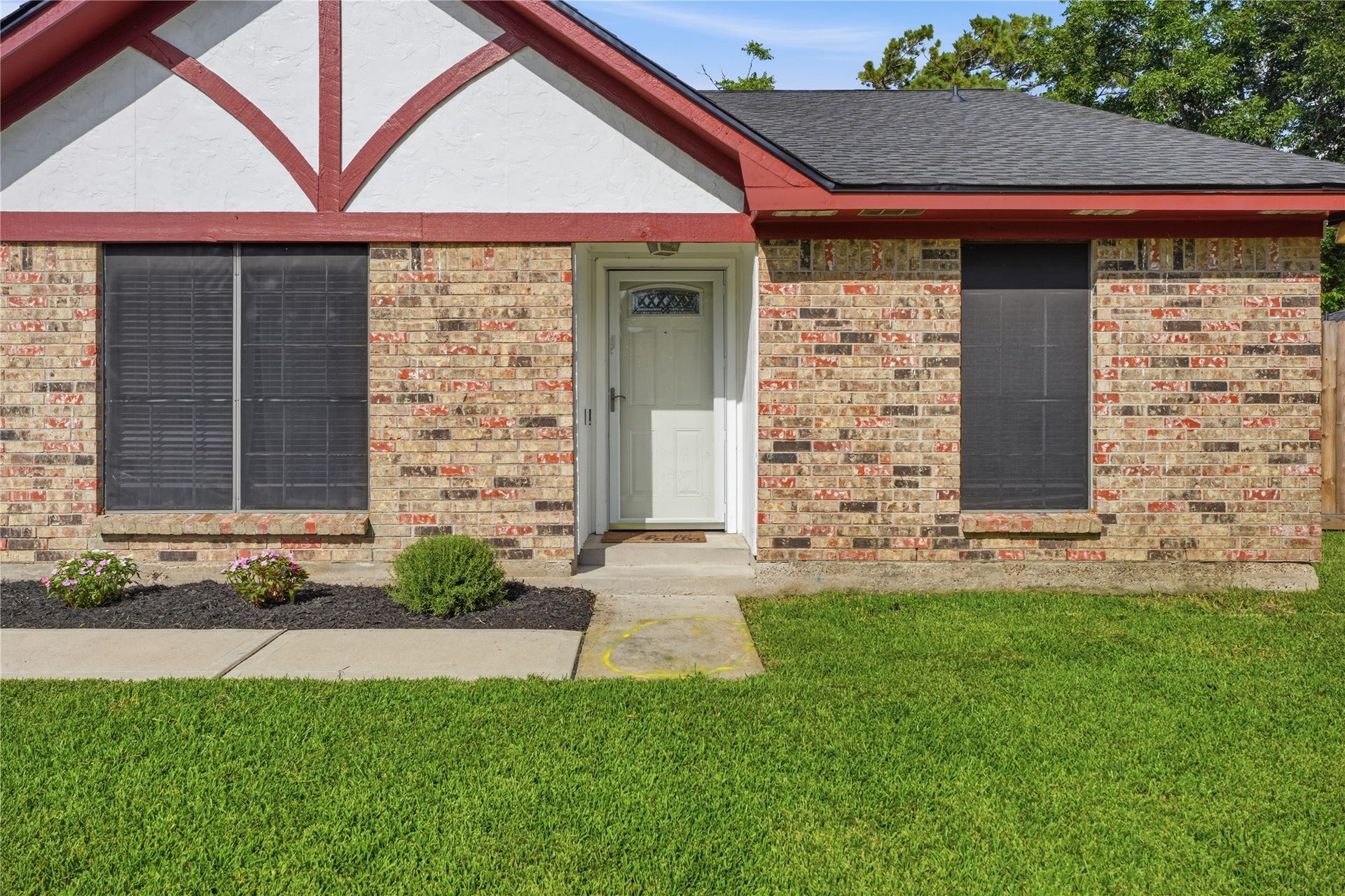 4850 Kentington Drive, Alvin, TX 77511 Attractive front elevation showcasing a spacious front yard and decorative architectural accents.