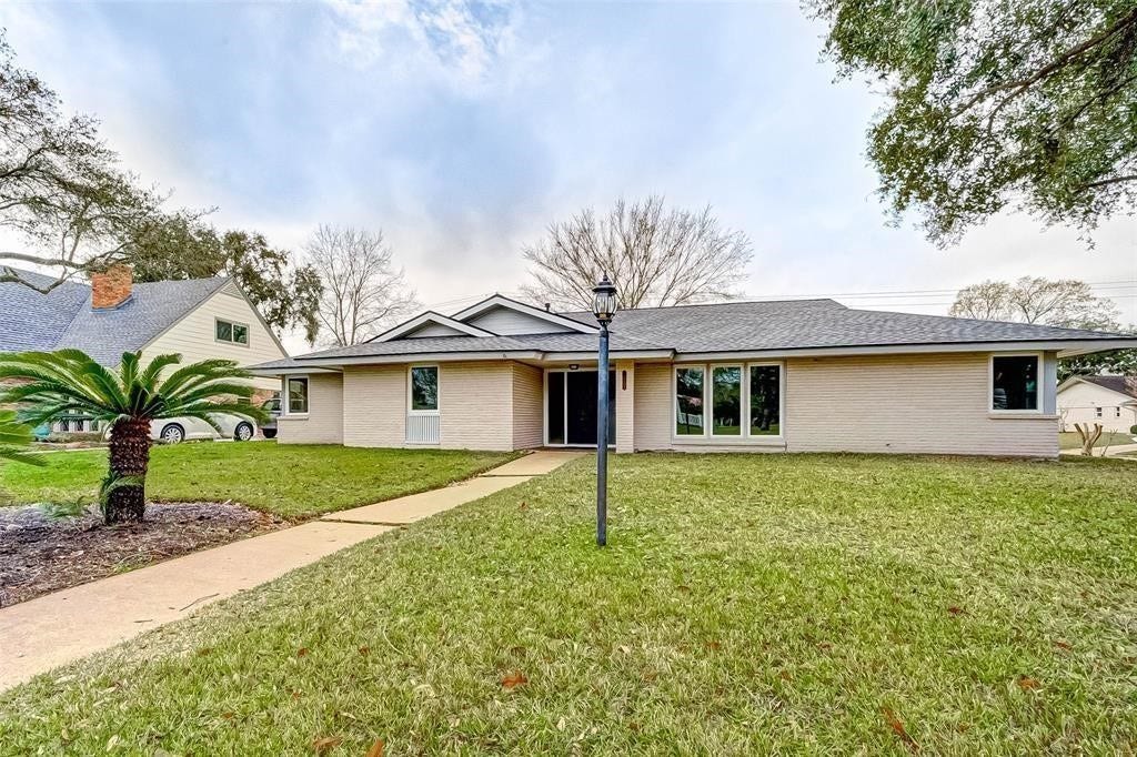 18702 Prince William Lane, Houston, TX 77058 18702 Prince William Lane, Houston, TX 77058