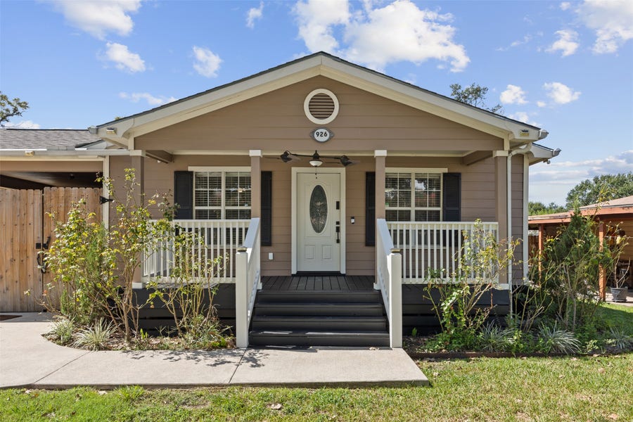 Property photo for 926 S Utah Street, La Porte, TX