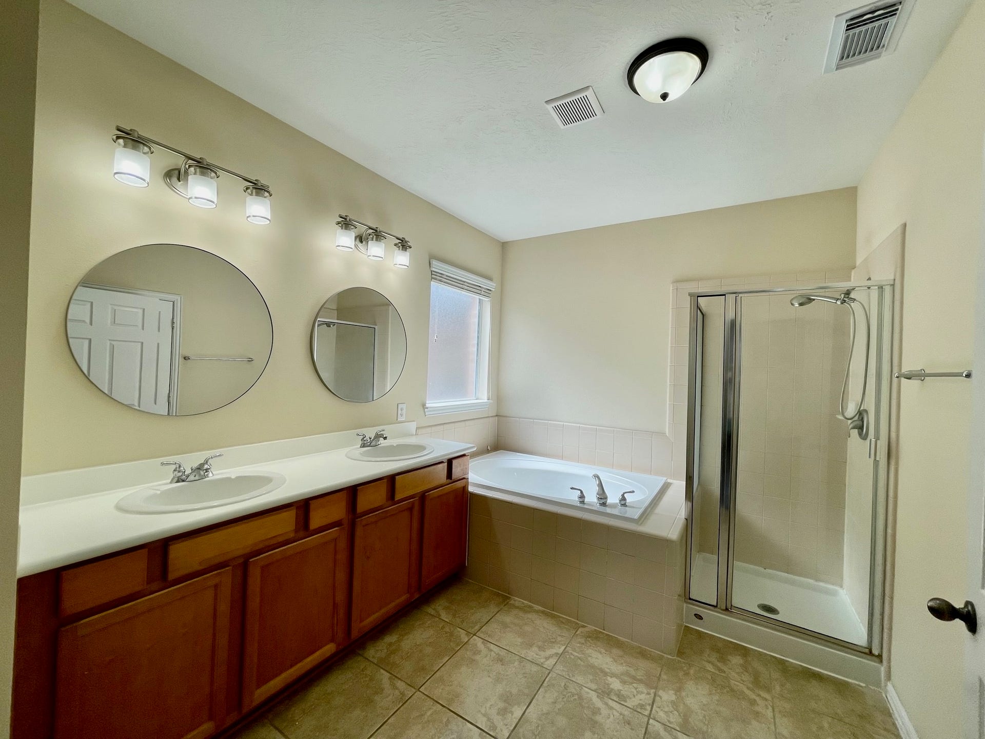 823 Aqua Vista, Richmond, TX 77469 Spacious Primary master bathroom with 2 vanities, separate garden bathtub and shower