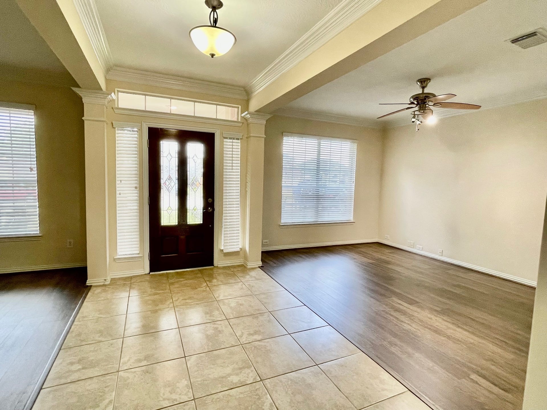 823 Aqua Vista, Richmond, TX 77469 Beautiful foyer with formal living room and formal dining room.