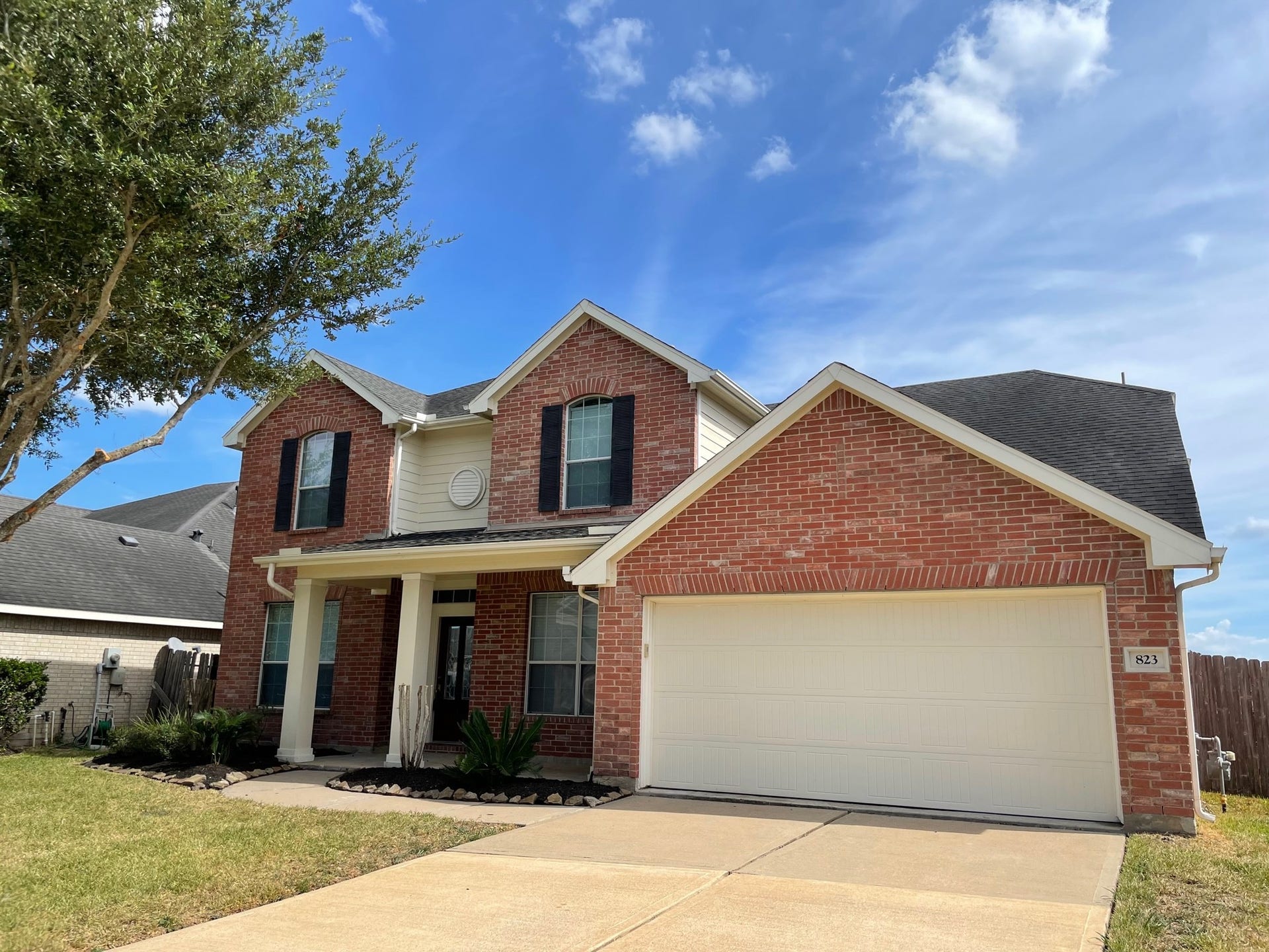 823 Aqua Vista, Richmond, TX 77469 Fresh new paint, updated new wood-liked floor thru-out