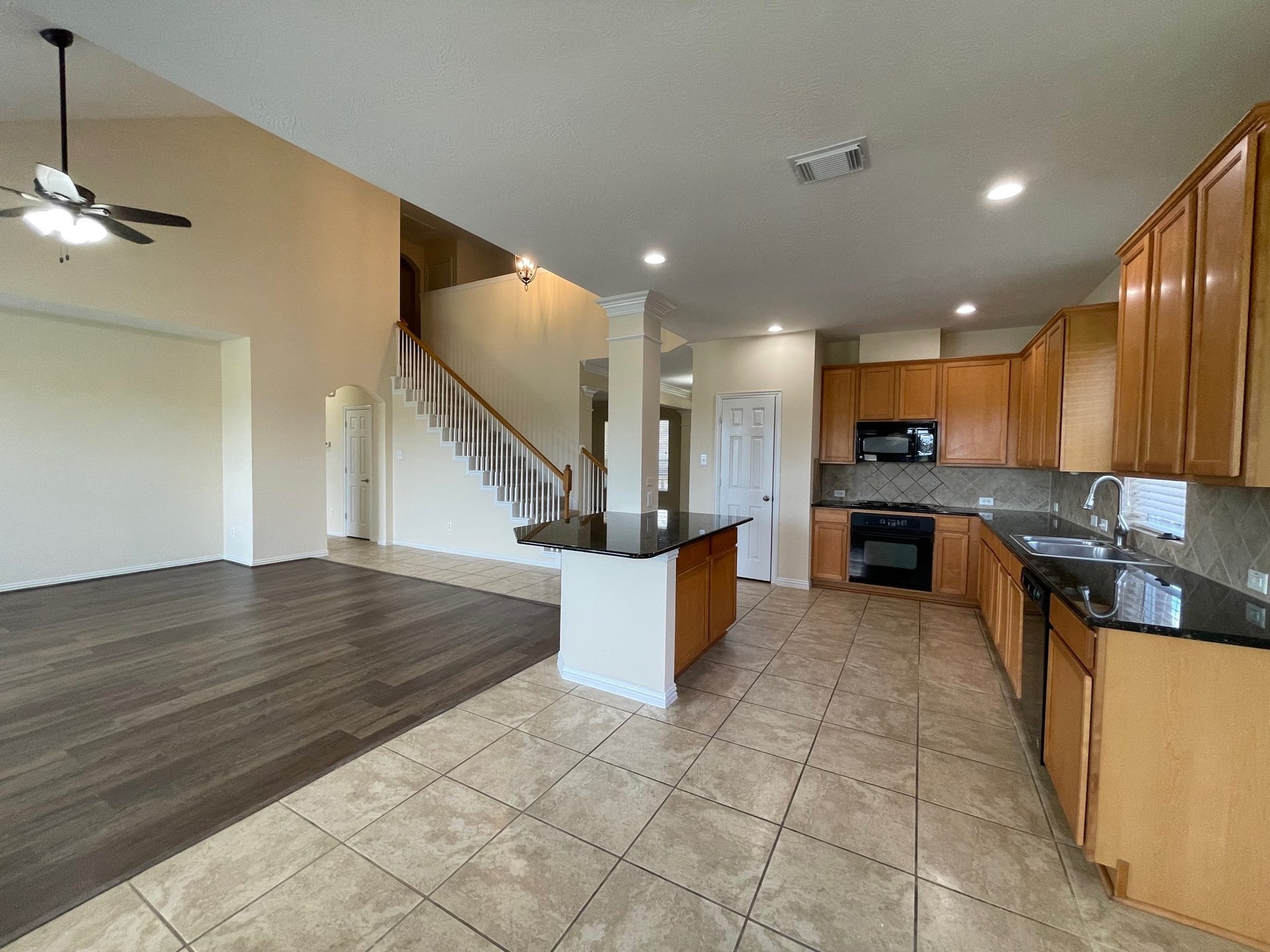 823 Aqua Vista, Richmond, TX 77469 Breakfast and Kitchen open to lakeview