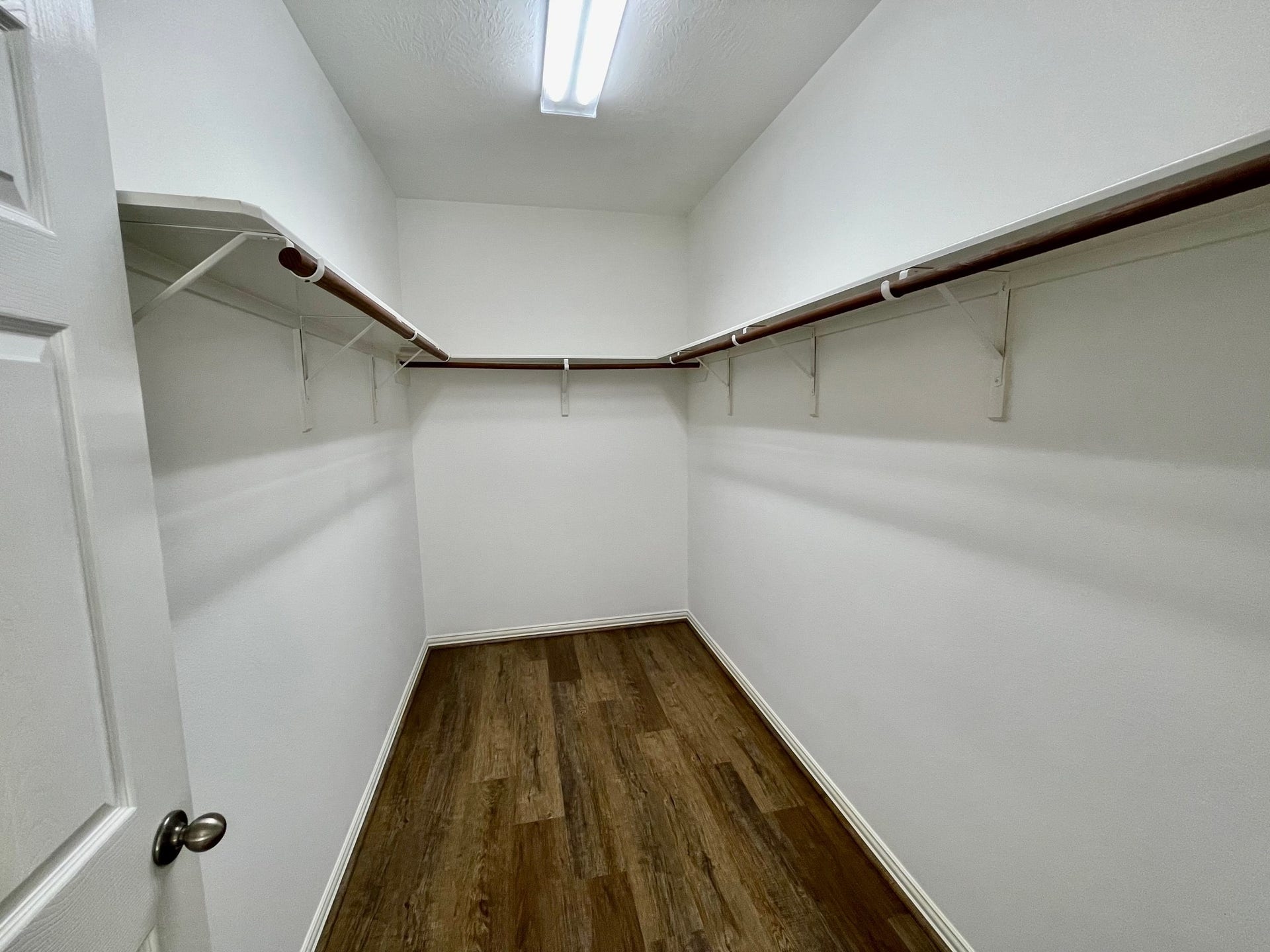 823 Aqua Vista, Richmond, TX 77469 Spacious primary master bedroom closet