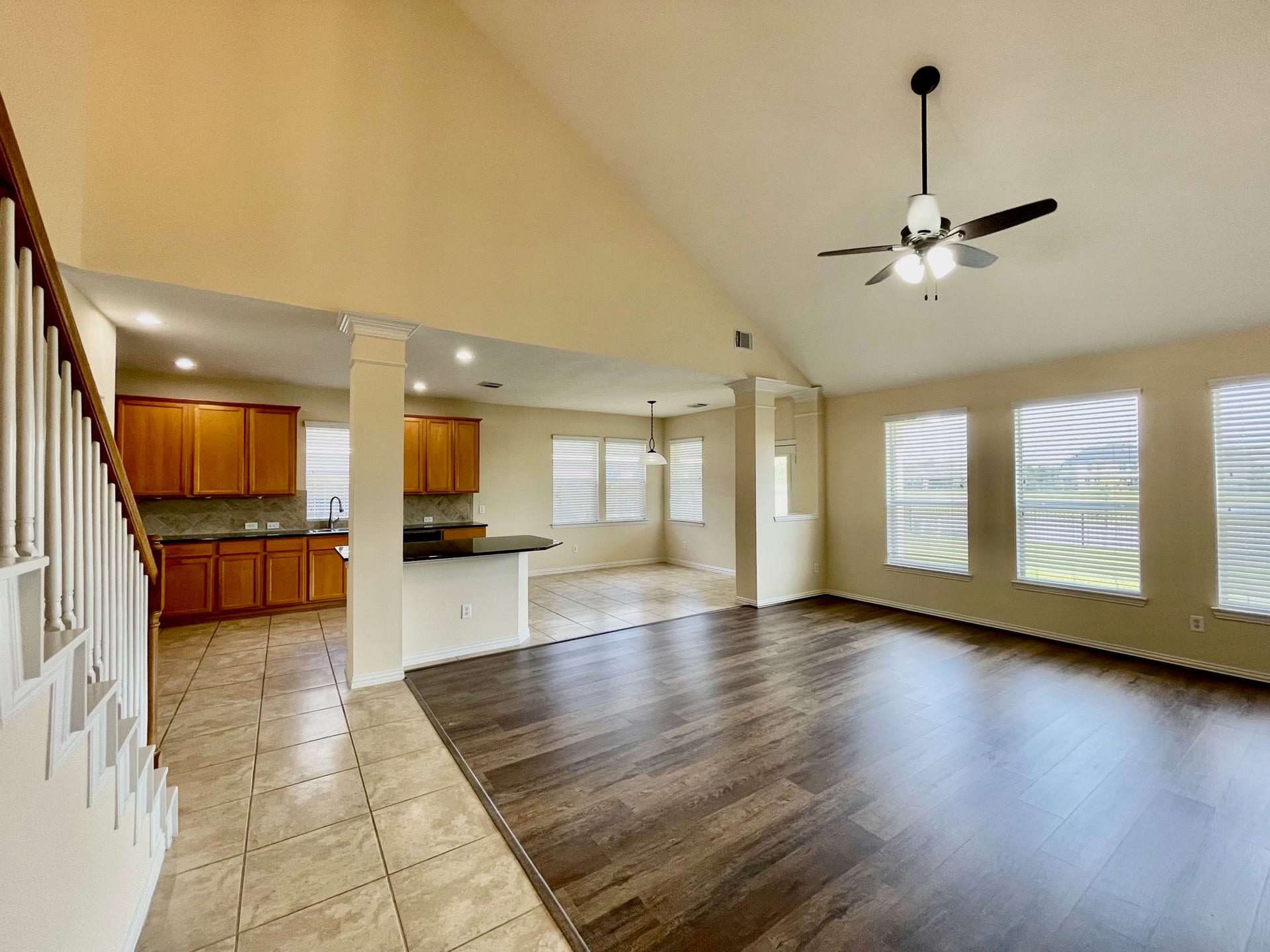 823 Aqua Vista, Richmond, TX 77469 Vaulted high ceiling in Family room