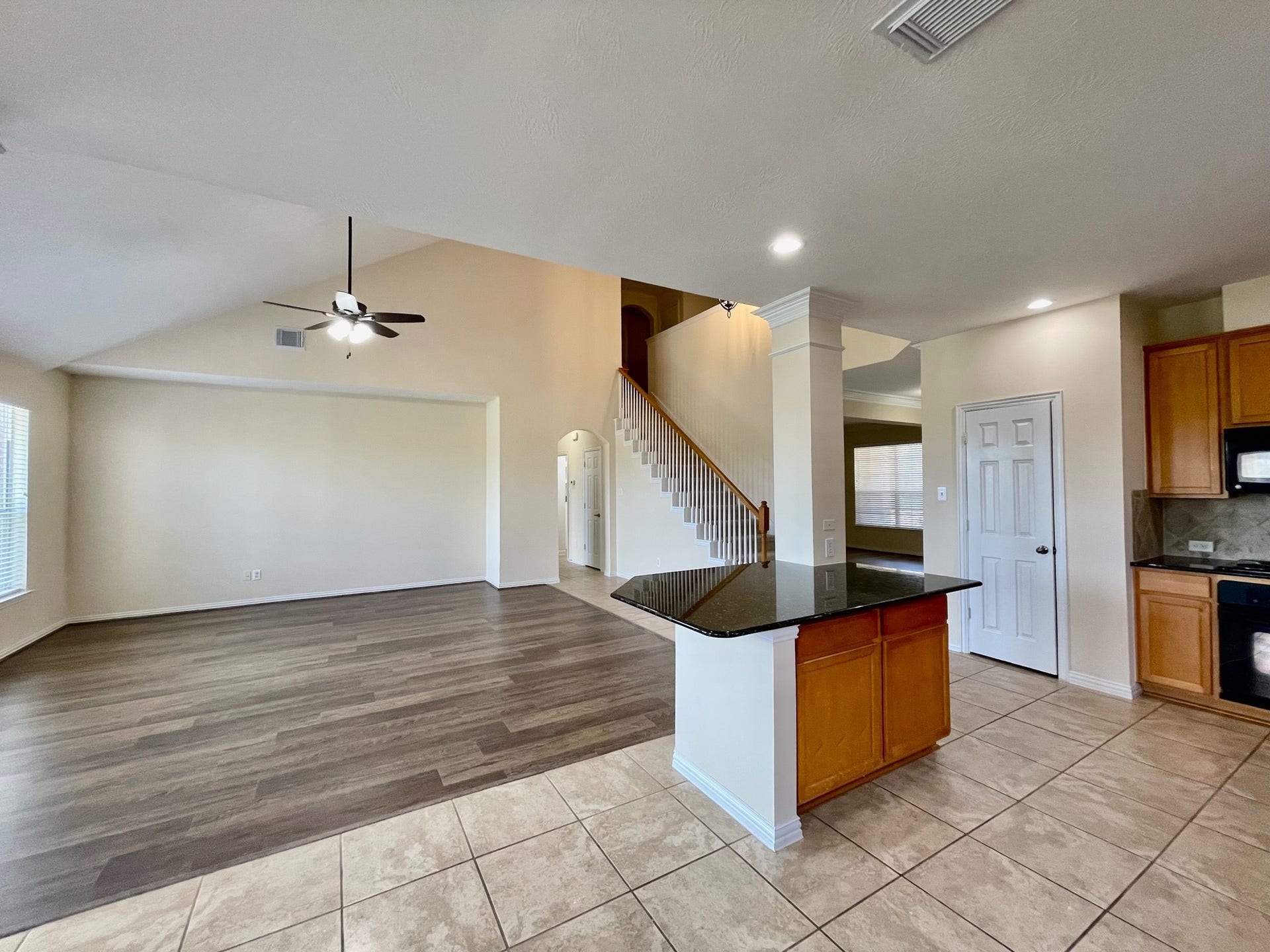 823 Aqua Vista, Richmond, TX 77469 open floor plan in family room and kitchen