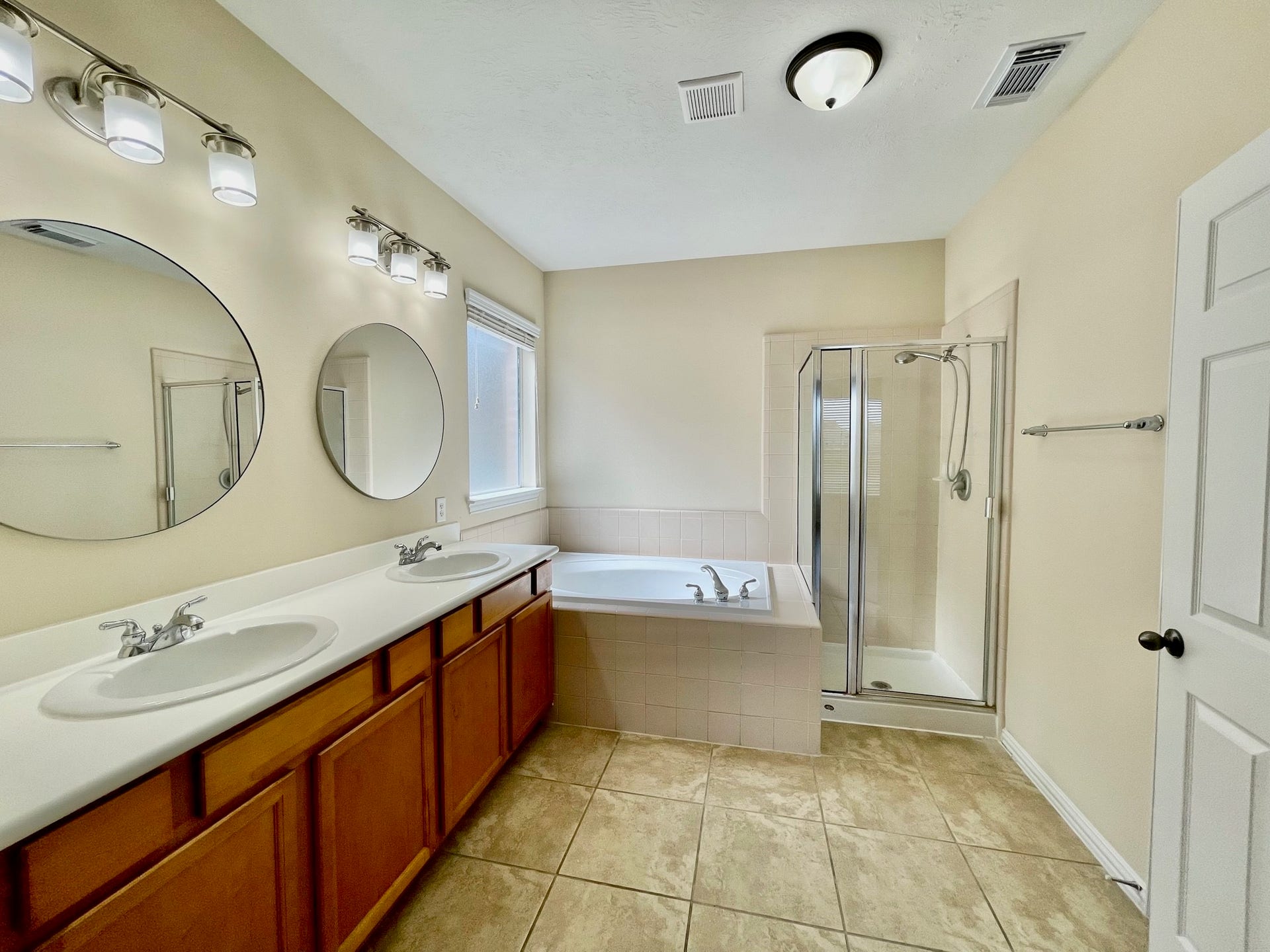 823 Aqua Vista, Richmond, TX 77469 Spacious Primary master bedroom