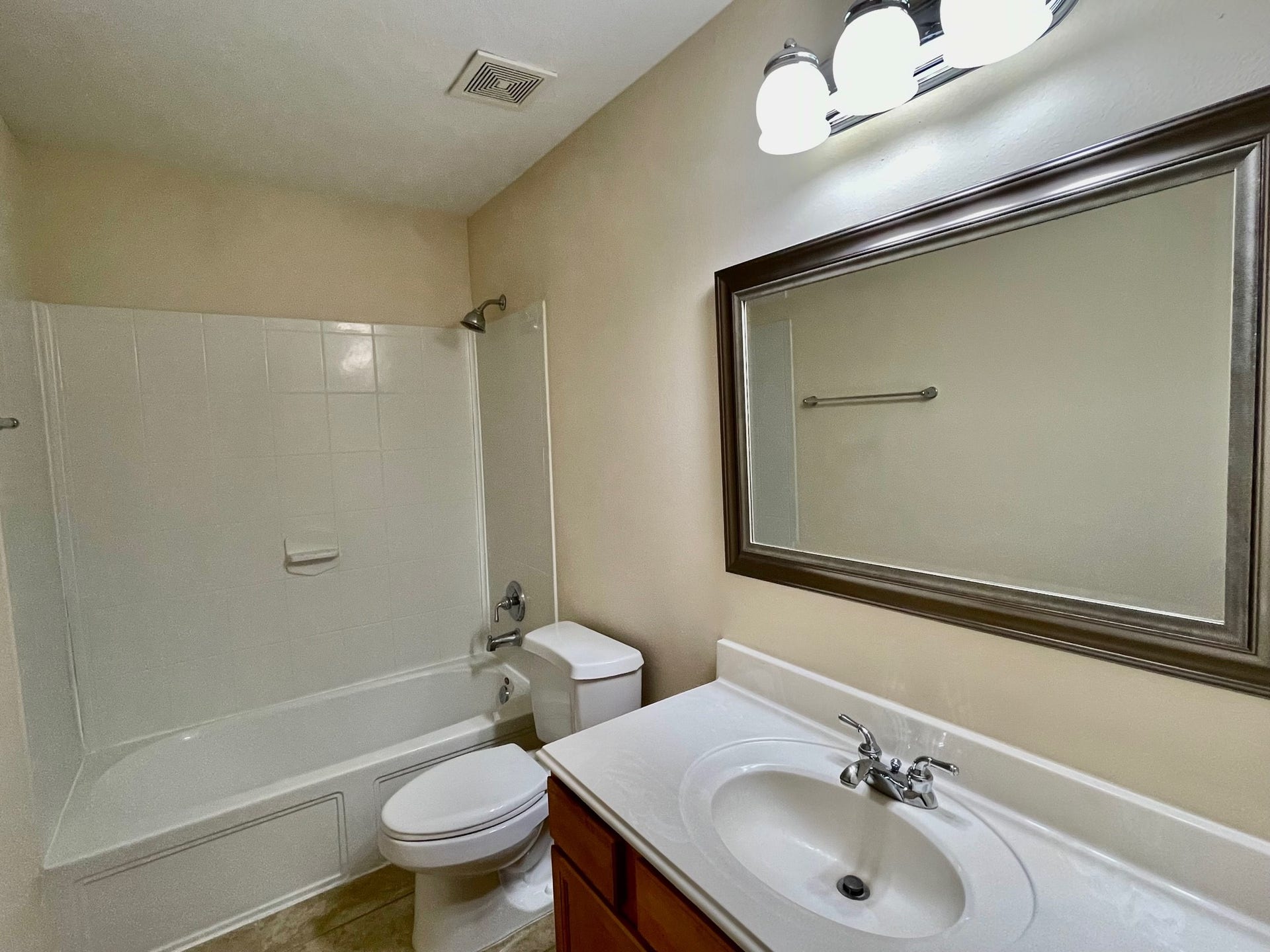 823 Aqua Vista, Richmond, TX 77469 2nd full bathroom with 2 vanities