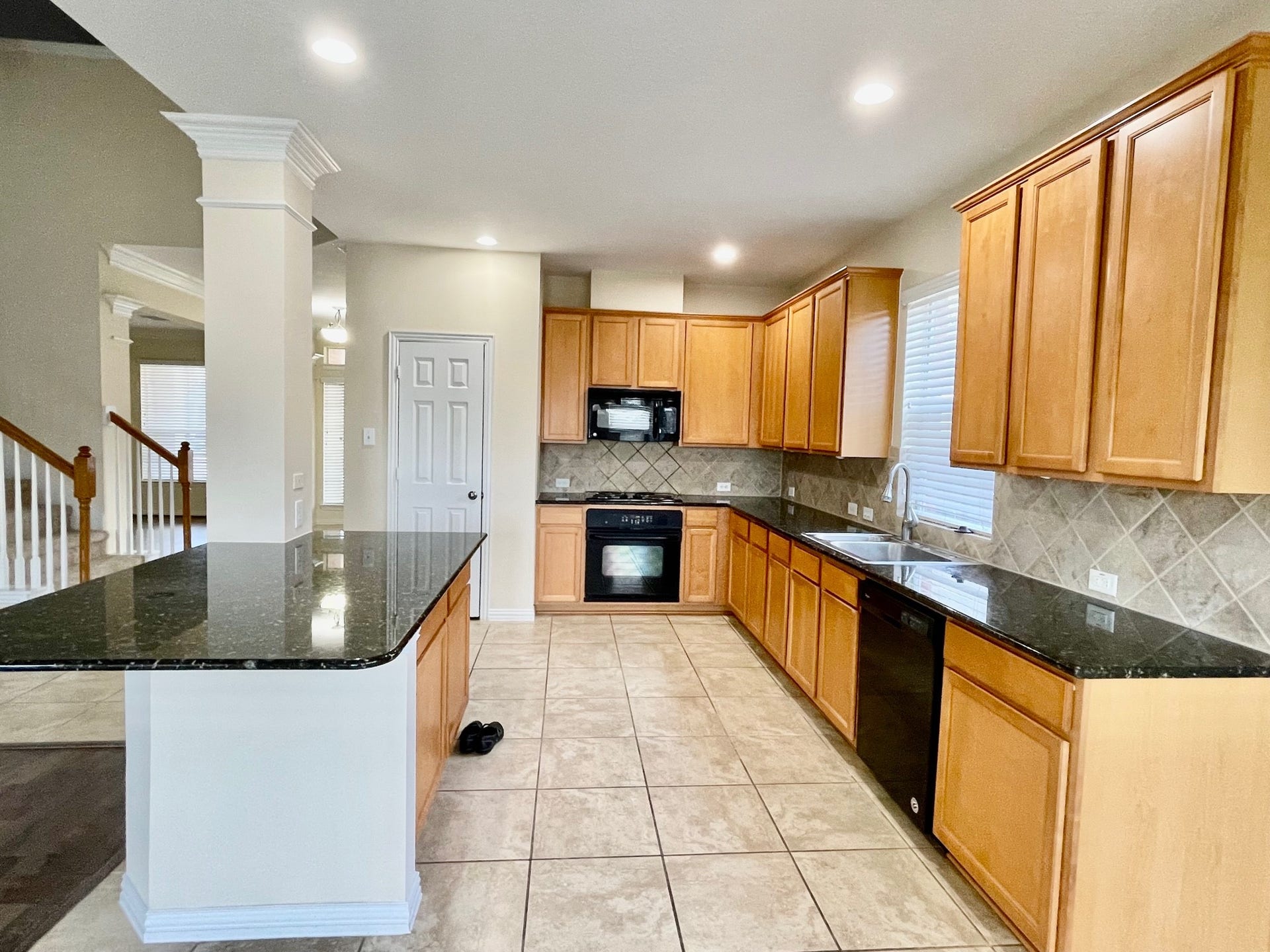 823 Aqua Vista, Richmond, TX 77469 Imagine you can enjoy the lakeview while you are in Kitchen cooking