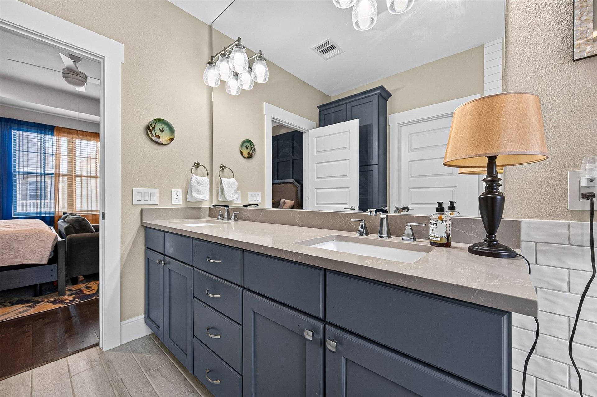 3508 Harvest Dance Drive, Houston, TX 77008 Plenty of counter space, oversized mirror and beautiful accent lighting.