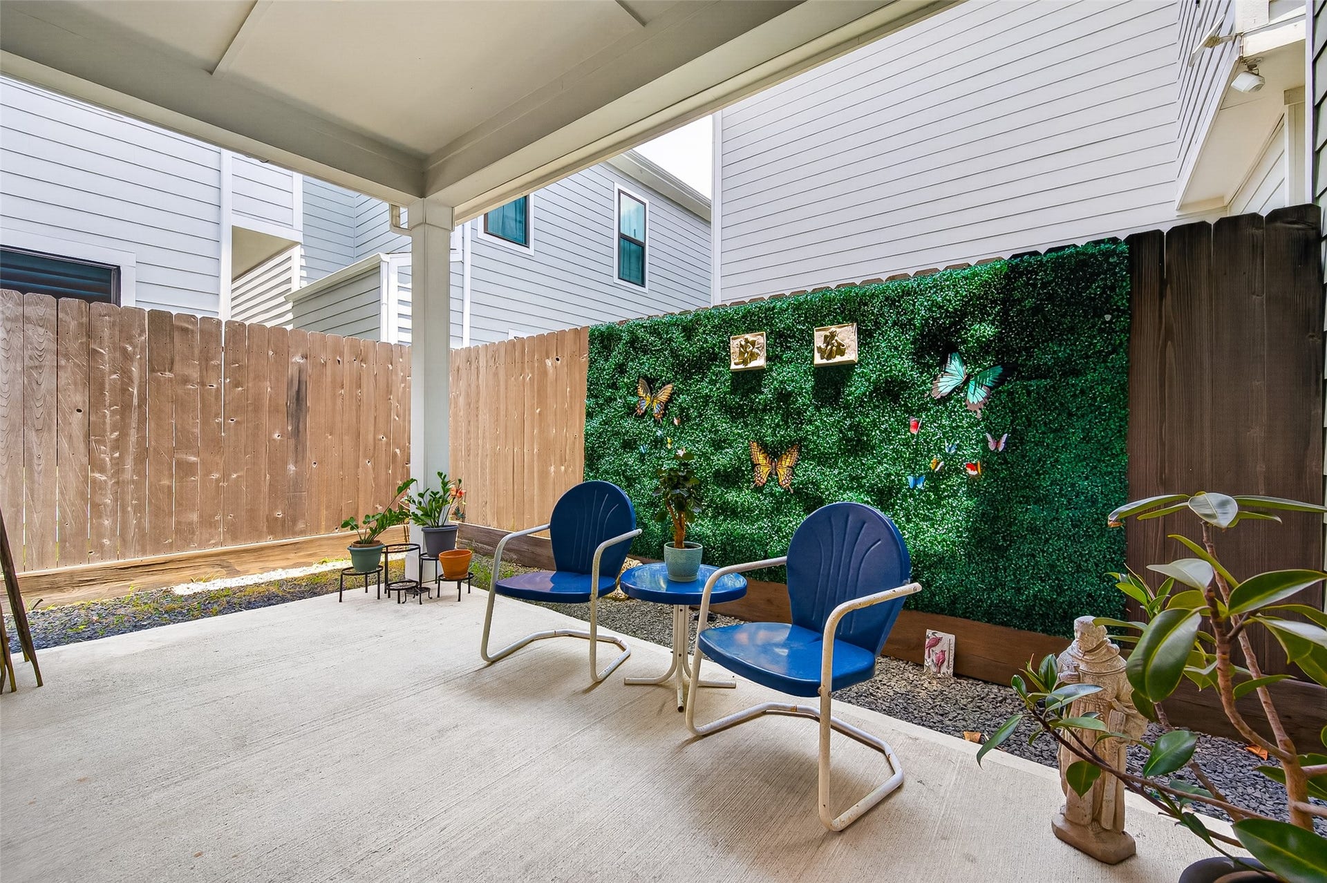 3508 Harvest Dance Drive, Houston, TX 77008 Your plants will thrive on this spacious patio. Plenty of room for outdoor cooking and entertaining friends. Maintenance-free.