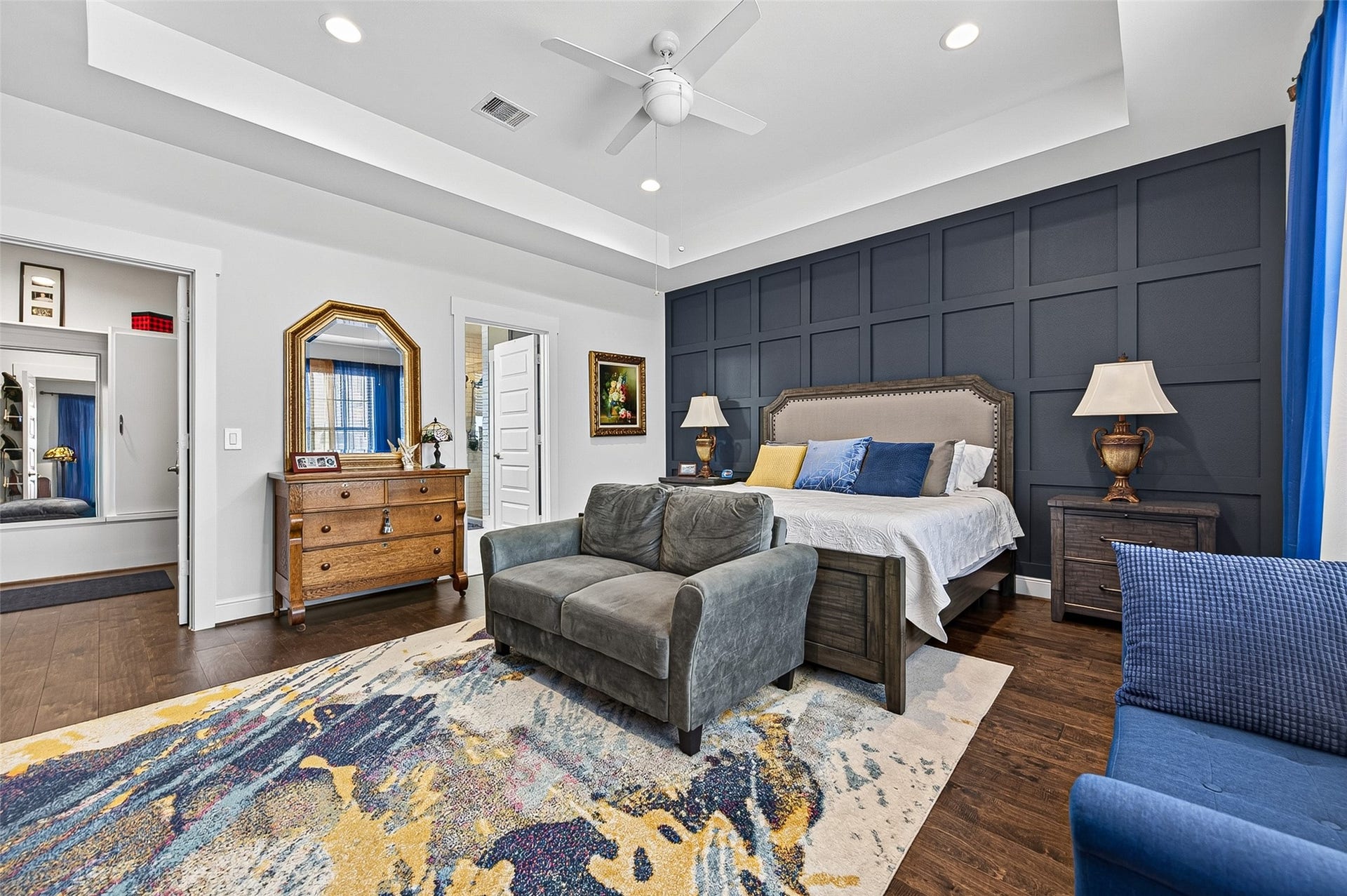 3508 Harvest Dance Drive, Houston, TX 77008 Enter into the Primary Suite. Designed to impress with the Tray Ceiling and the Distinctive Accent Wall. The spacious room folds into the stunning en suite bath for a luxurious experience. On the left is the Primary Closet.