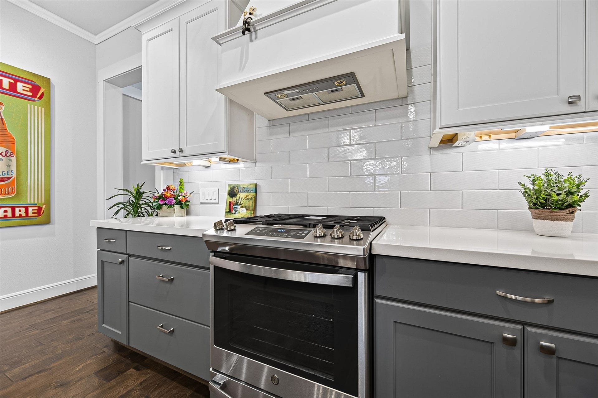 3508 Harvest Dance Drive, Houston, TX 77008 Light, bright and clean look is beautiful with the free-standing gas range. Under-cabinet lighting and ample storage space.