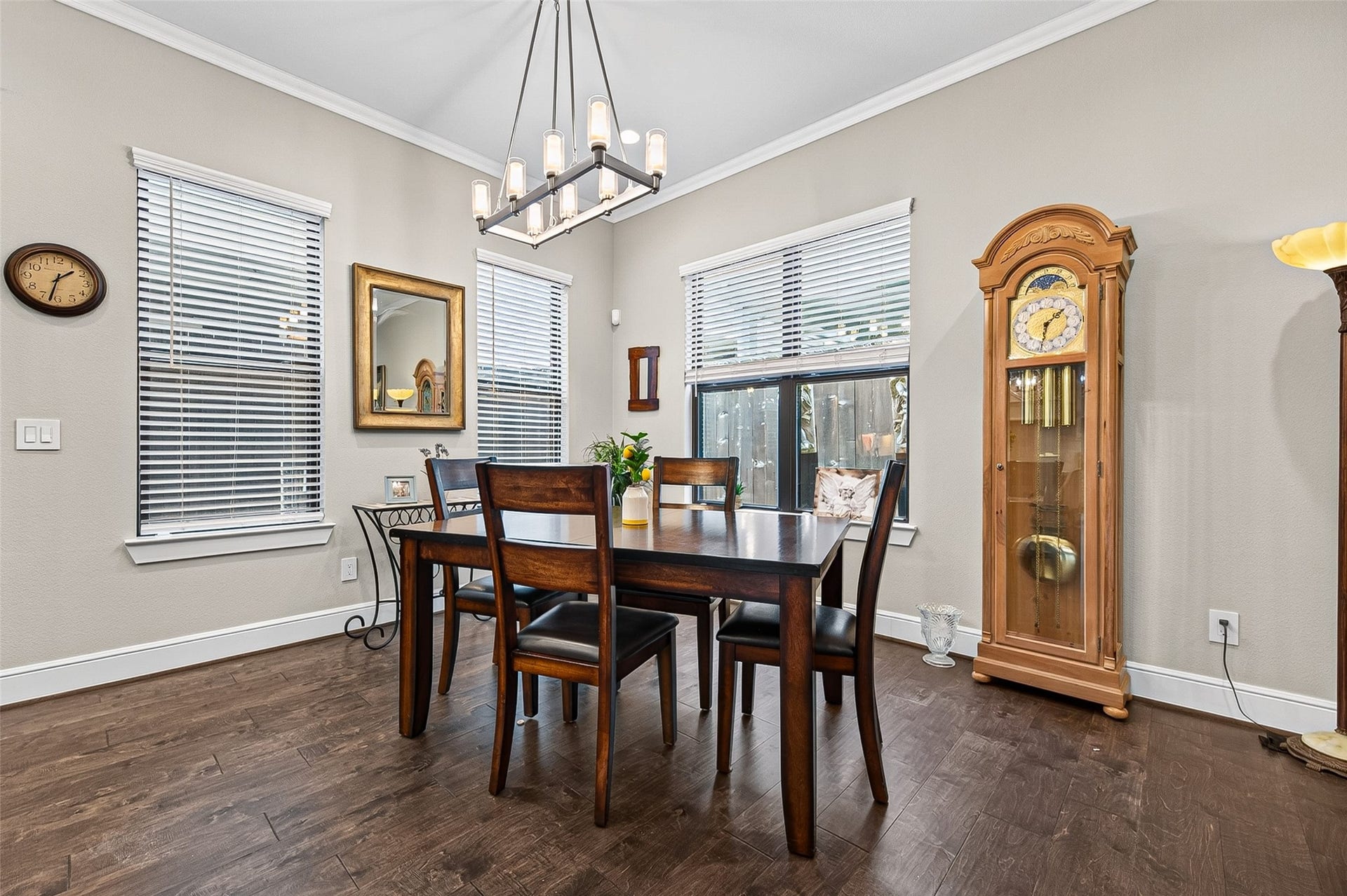 3508 Harvest Dance Drive, Houston, TX 77008 Perfect location for dining nestled between the kitchen and living spaces. There's room to have a larger table, if needed.