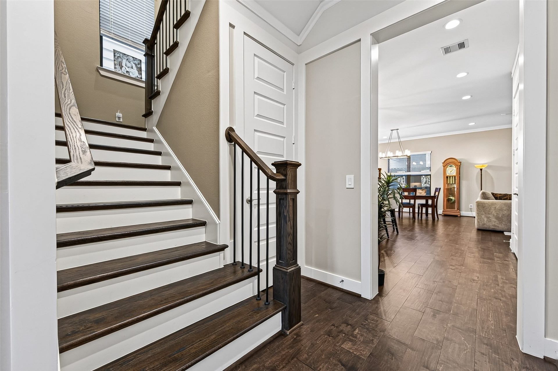 3508 Harvest Dance Drive, Houston, TX 77008 Beyond the stairwell you see the entrance to the kitchen, dining, living areas. Natural light throughout the home, even in the sectioned stairwell.