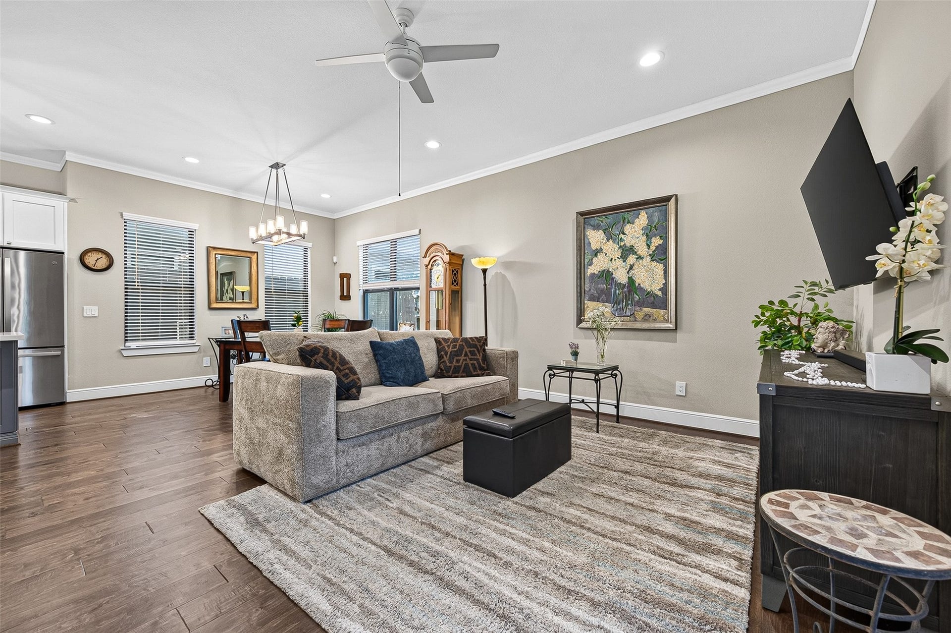 3508 Harvest Dance Drive, Houston, TX 77008 Spacious yet cozy first-floor living area.