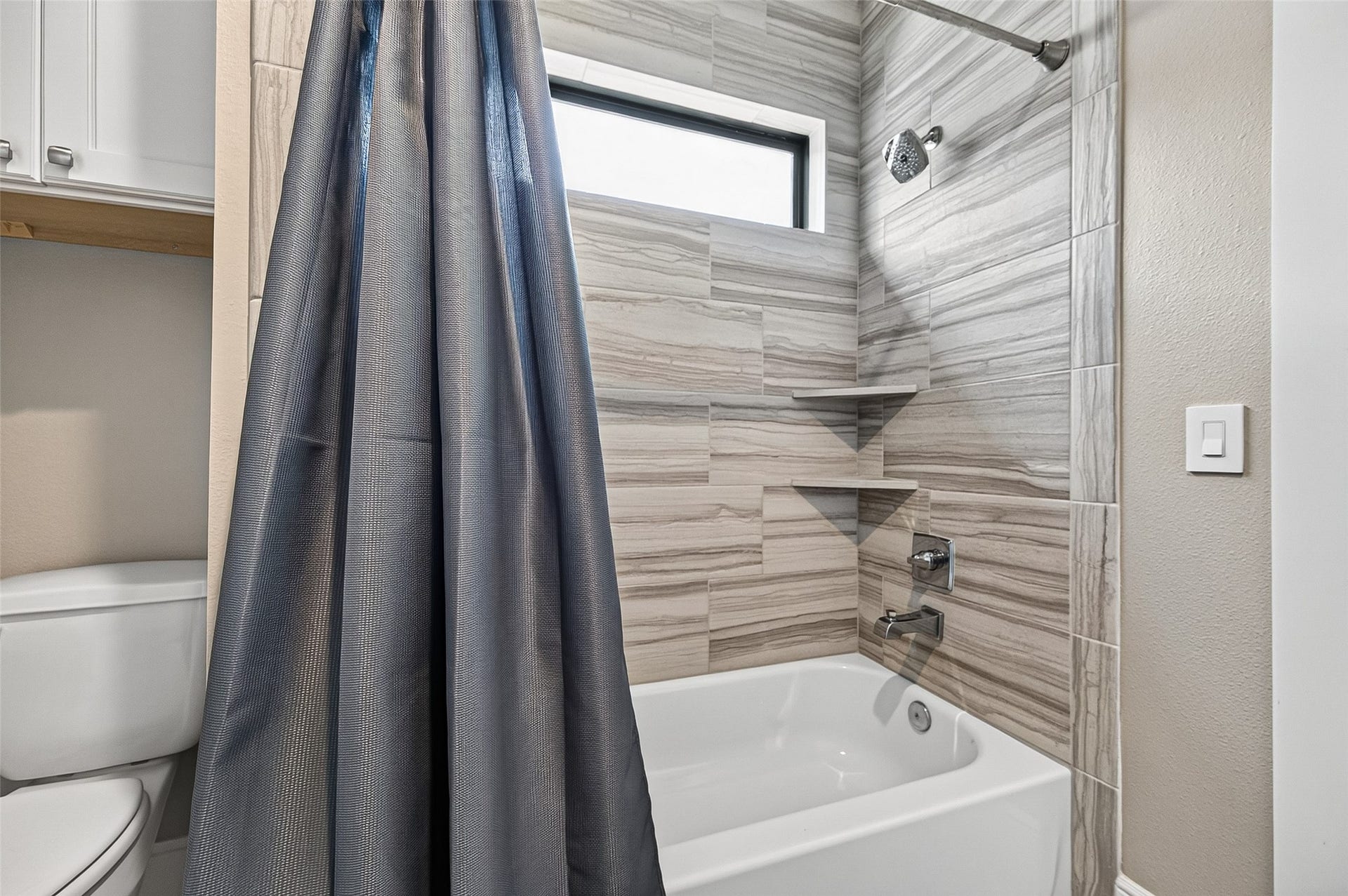 3508 Harvest Dance Drive, Houston, TX 77008 Shared Hollywood Bath for Bedrooms 2 & 3.