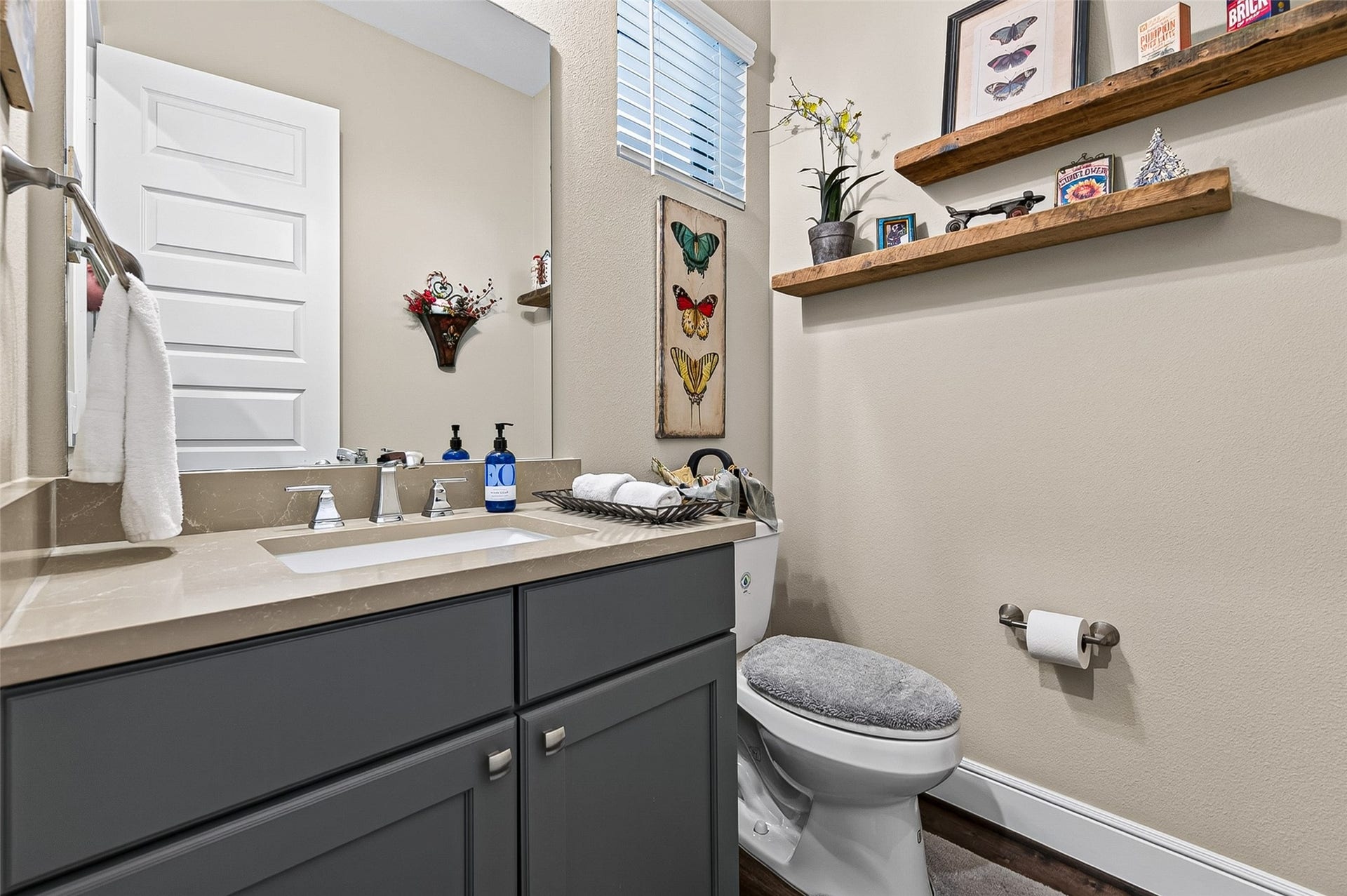 3508 Harvest Dance Drive, Houston, TX 77008 The Powder Room located on the ground level. Perfect for guests.