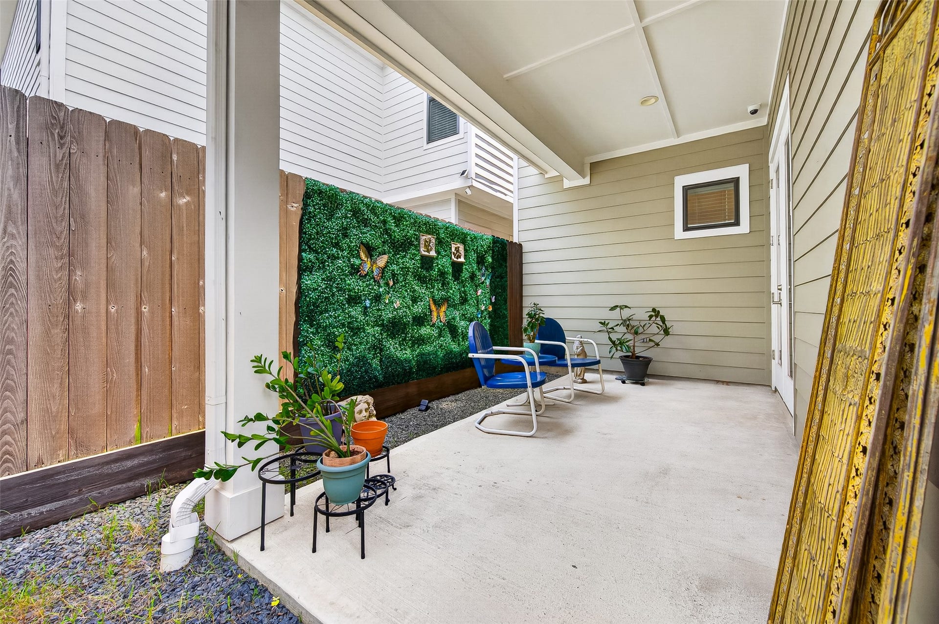 3508 Harvest Dance Drive, Houston, TX 77008 Enjoy your outdoor space "rain or shine" with this covered patio. Plenty of room for more seating.