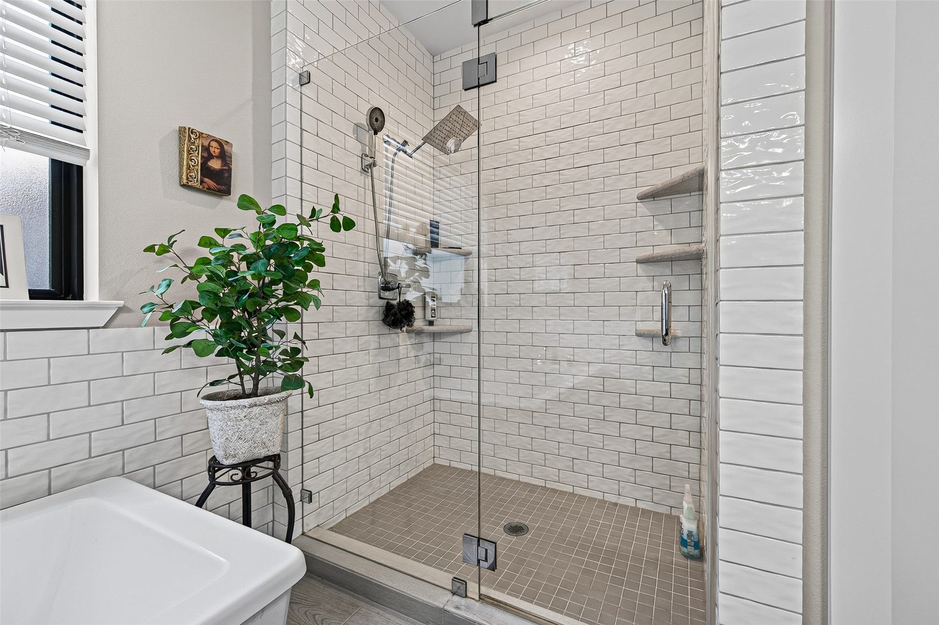 3508 Harvest Dance Drive, Houston, TX 77008 Oversized shower has corner shelving in both corners.
