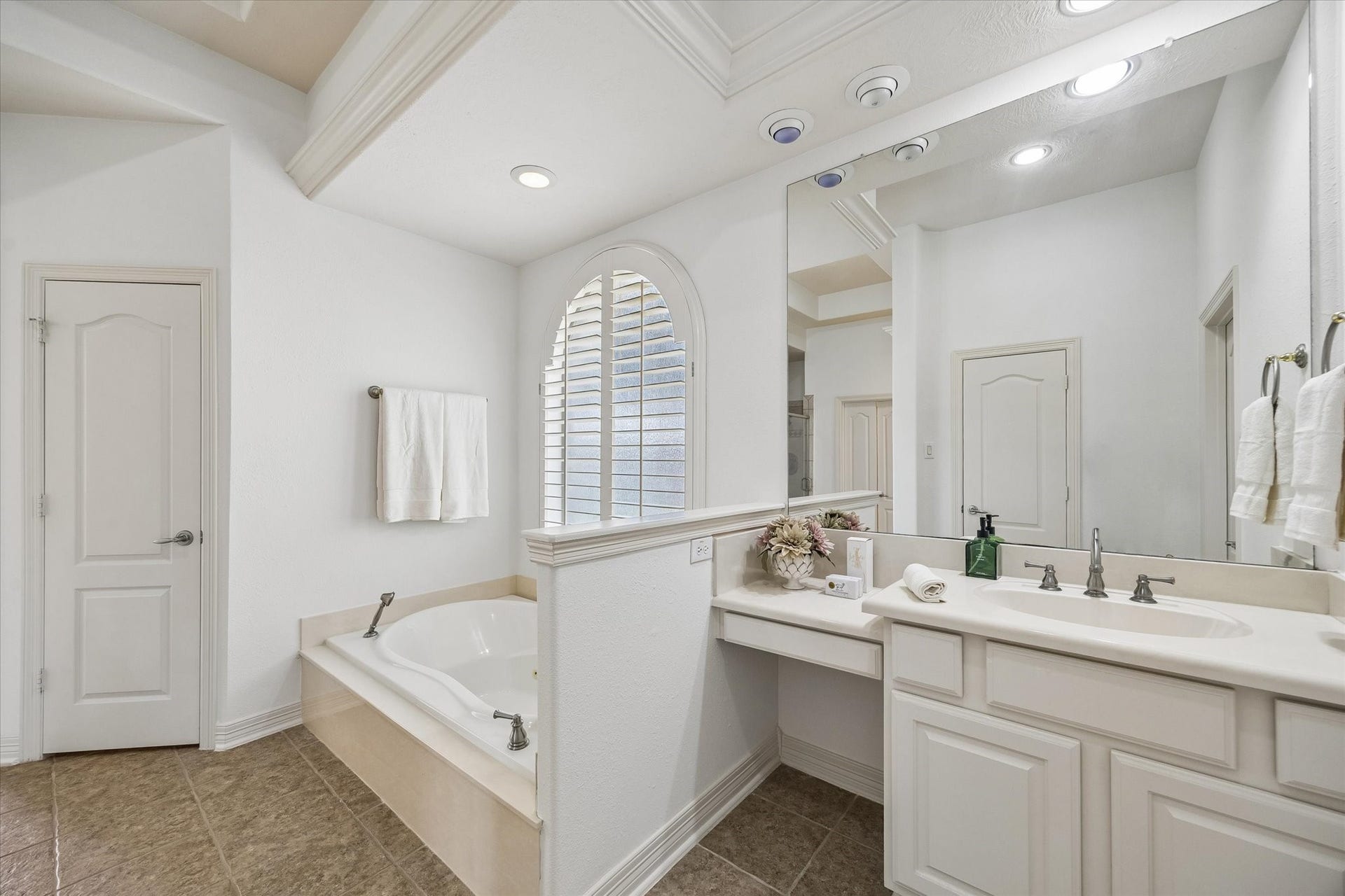 4703 Stonepass Court, Sugar Land, TX 77479 Soaking tub for relaxation!