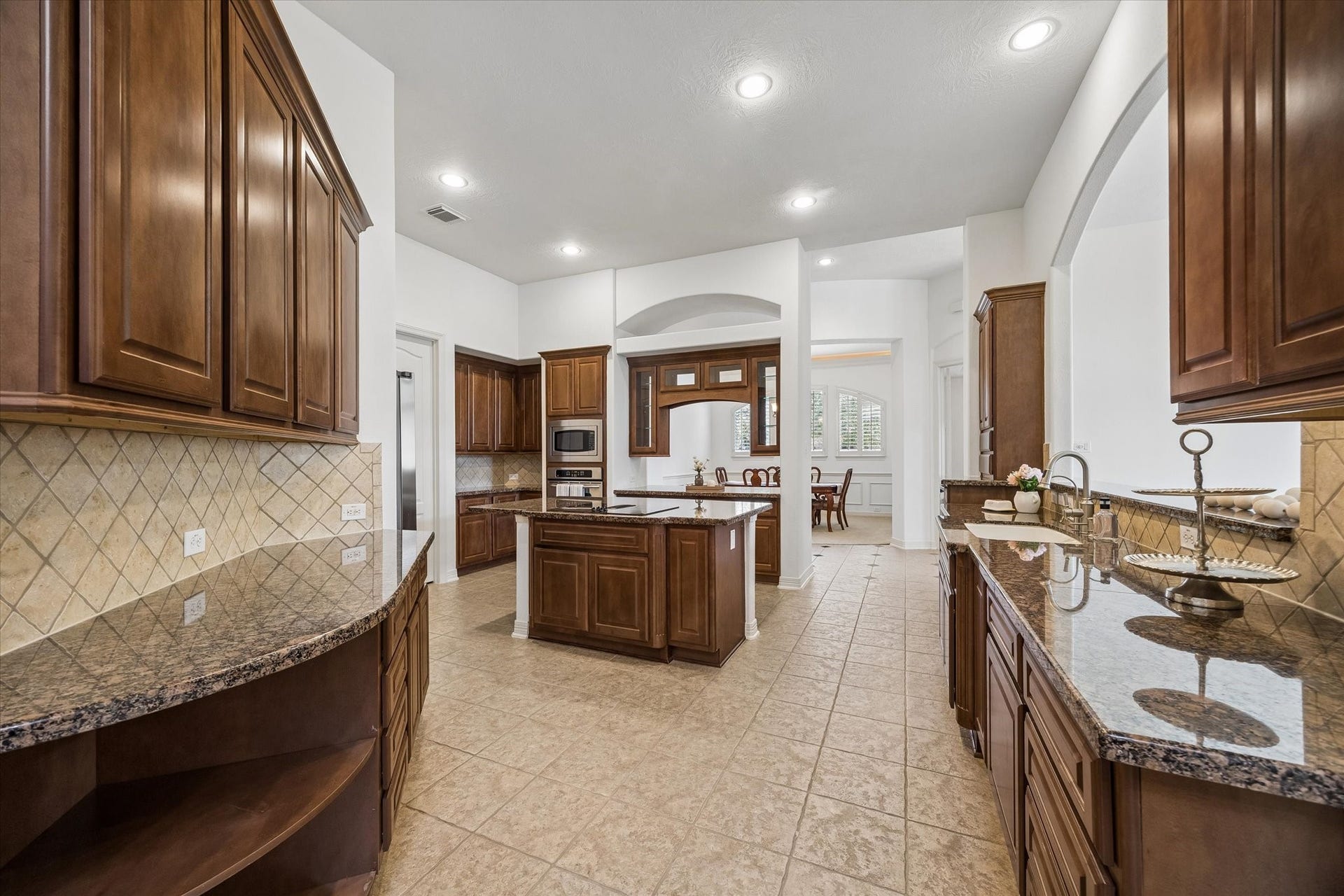 4703 Stonepass Court, Sugar Land, TX 77479 Ample cabinet space!