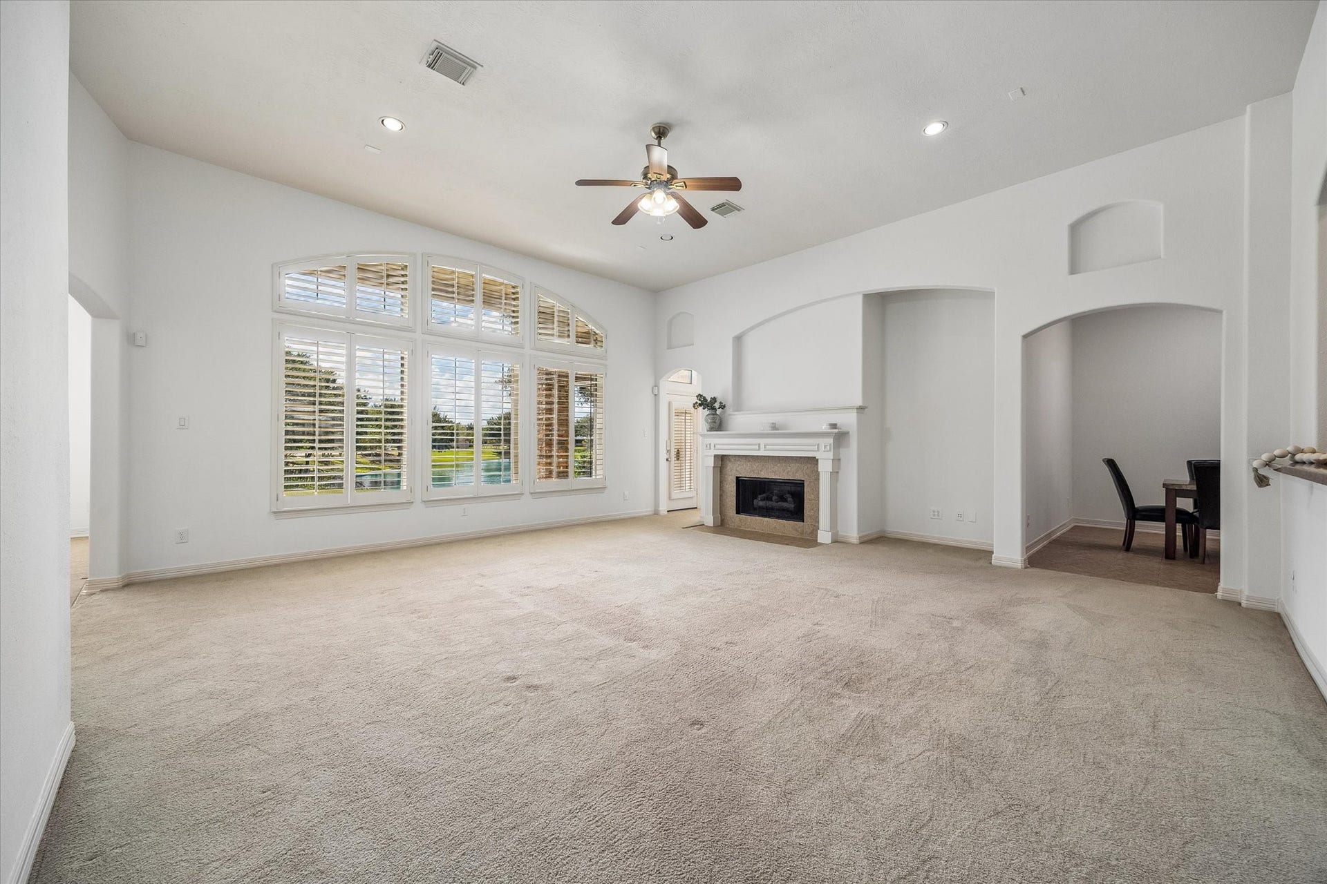 4703 Stonepass Court, Sugar Land, TX 77479 Beautiful natural lighting!
