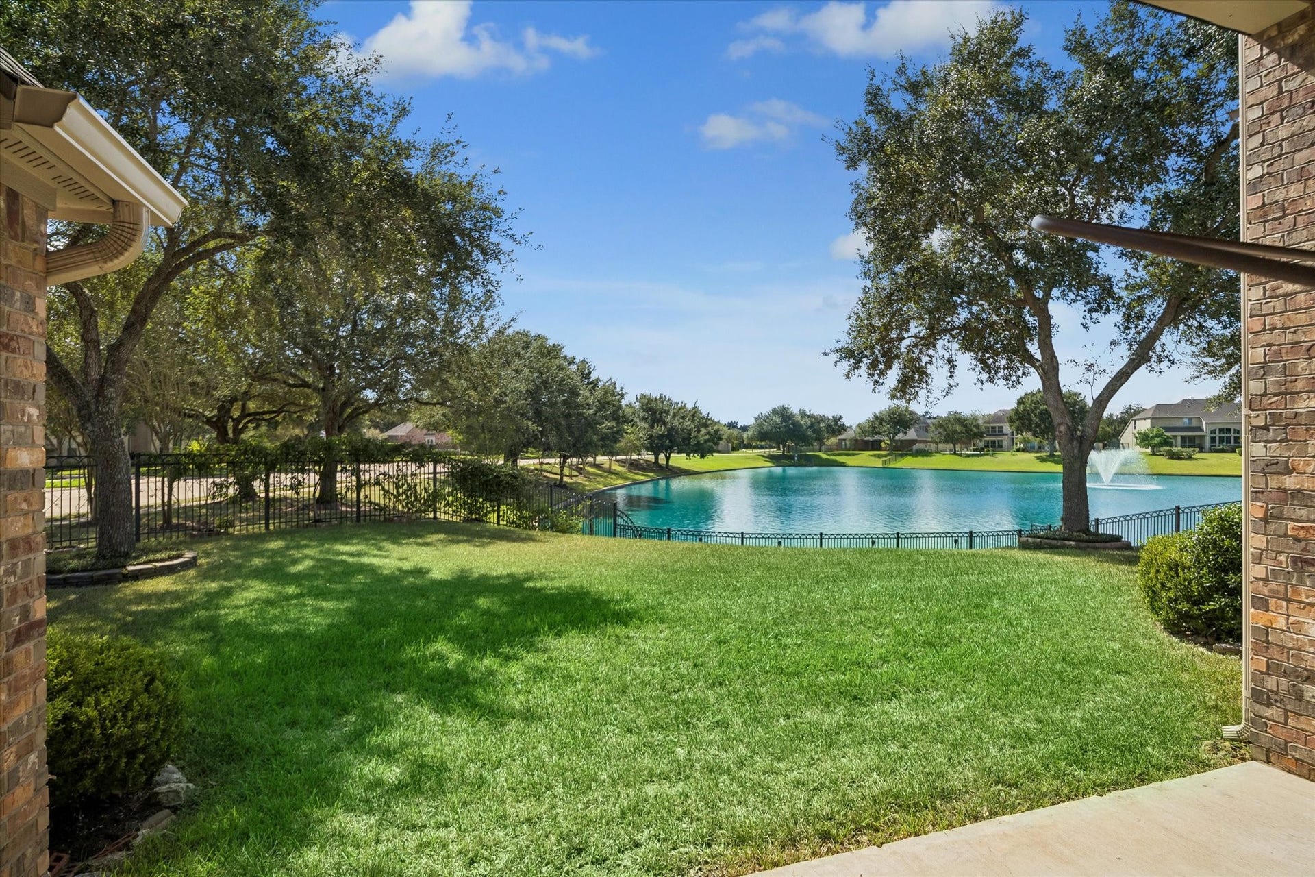 4703 Stonepass Court, Sugar Land, TX 77479 Lakefront home!