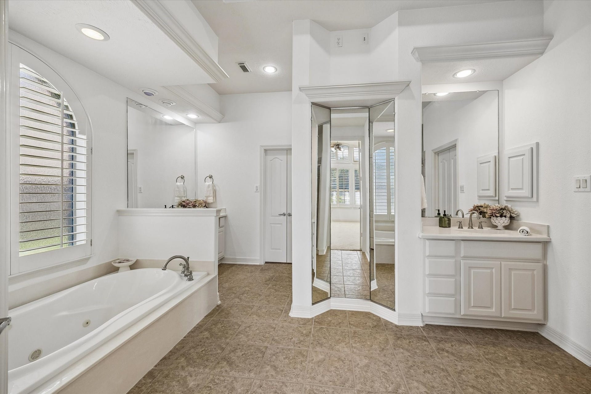 4703 Stonepass Court, Sugar Land, TX 77479 Beautiful Primary Bath equipped with double vanities.
