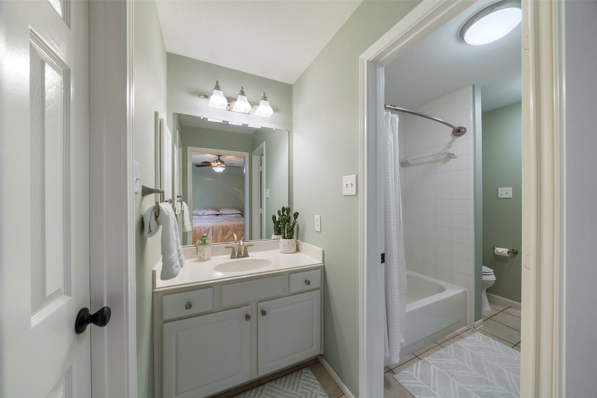 3507 Aspen Glen Lane, Spring, TX 77388 Entrance to the Jack & Jill into the shower.