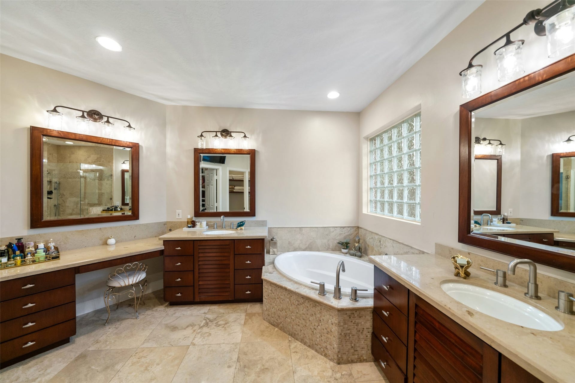 3507 Aspen Glen Lane, Spring, TX 77388 Double sinks and a vanity. Soaking tub plus a stand-up shower. This home incorporates all the solutions to your needs. An additional walk-in closet is also included.