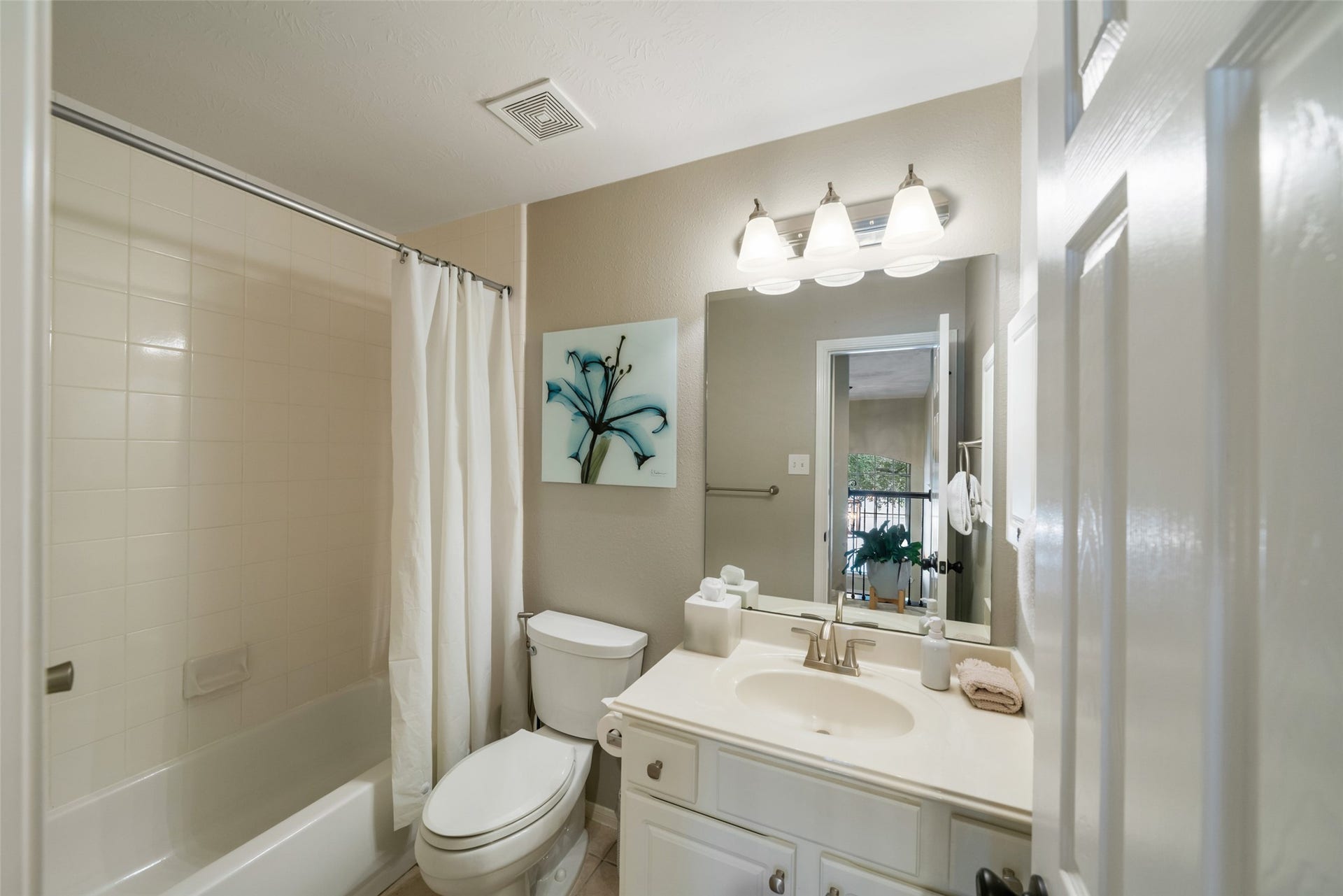 3507 Aspen Glen Lane, Spring, TX 77388 This is the hall bathroom for the 3rd bedroom located upstairs. It is also accessible for the movie room/family room.
