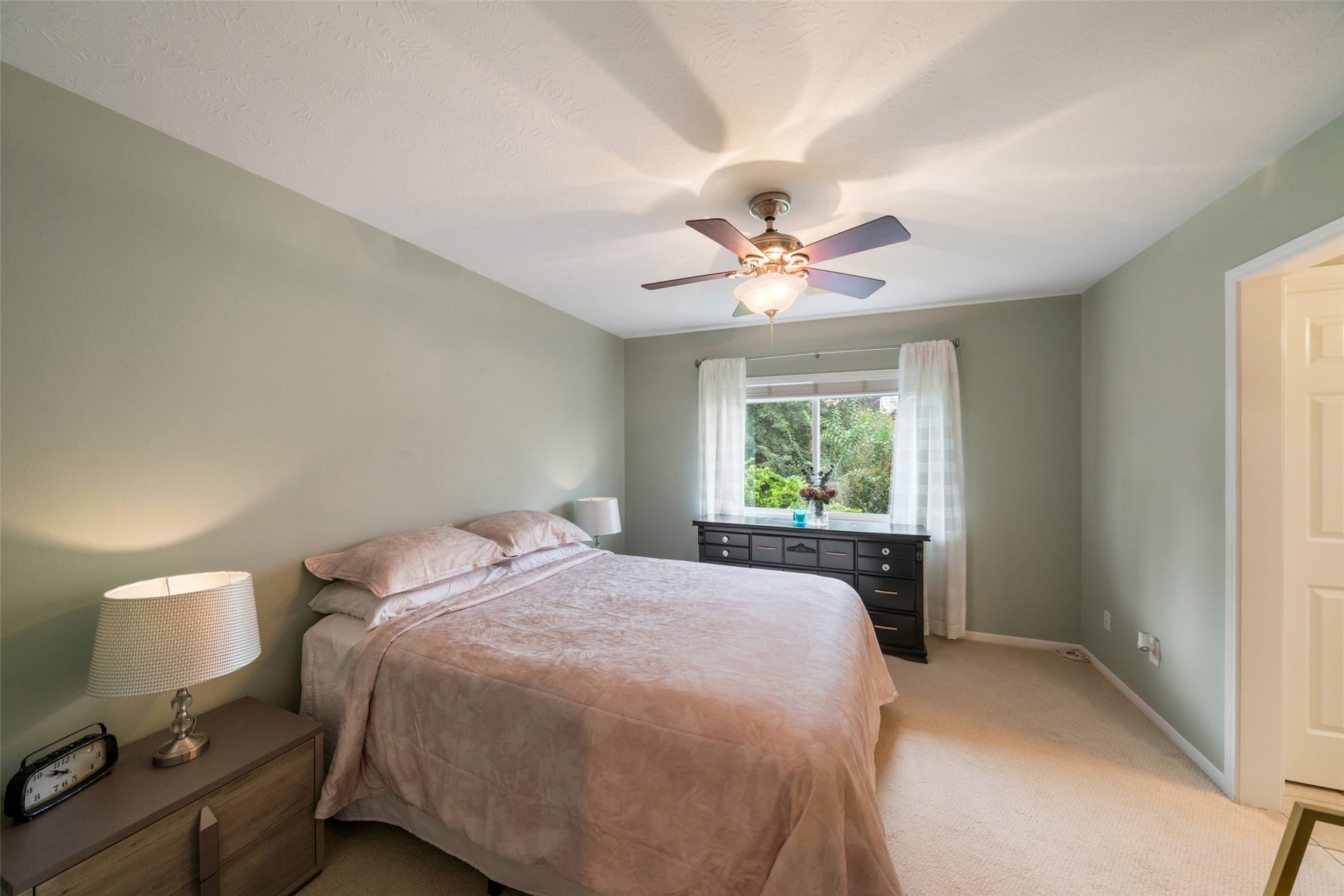 3507 Aspen Glen Lane, Spring, TX 77388 This bedroom is utilizing the Jack & Jill sink located for this room. All closets are walk in with shelves. Inviting neutrals are ready for your touch.