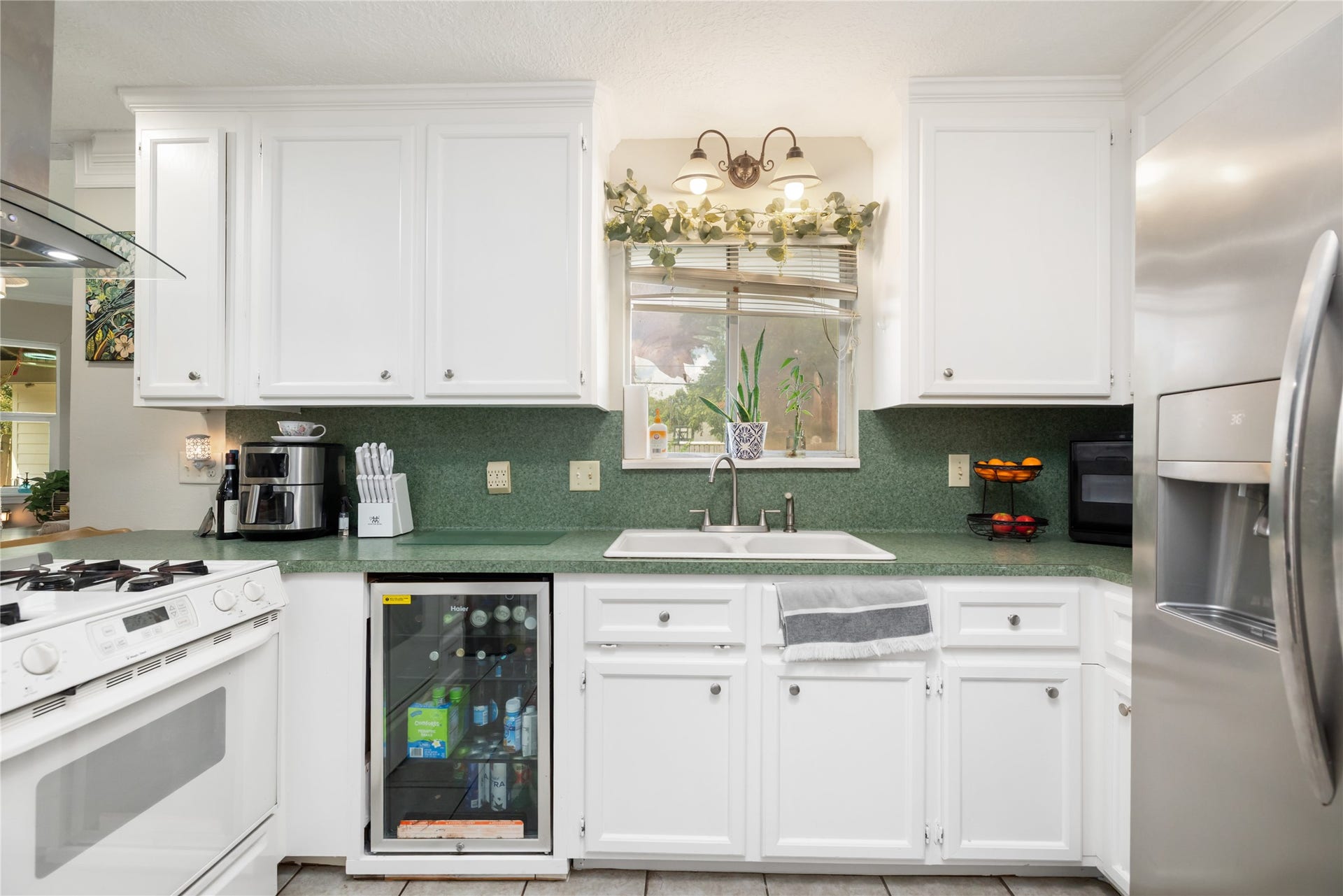 2603 Grape Lane, Pasadena, TX 77502 Kitchen comes with additional wine chiller or your favorite drink.