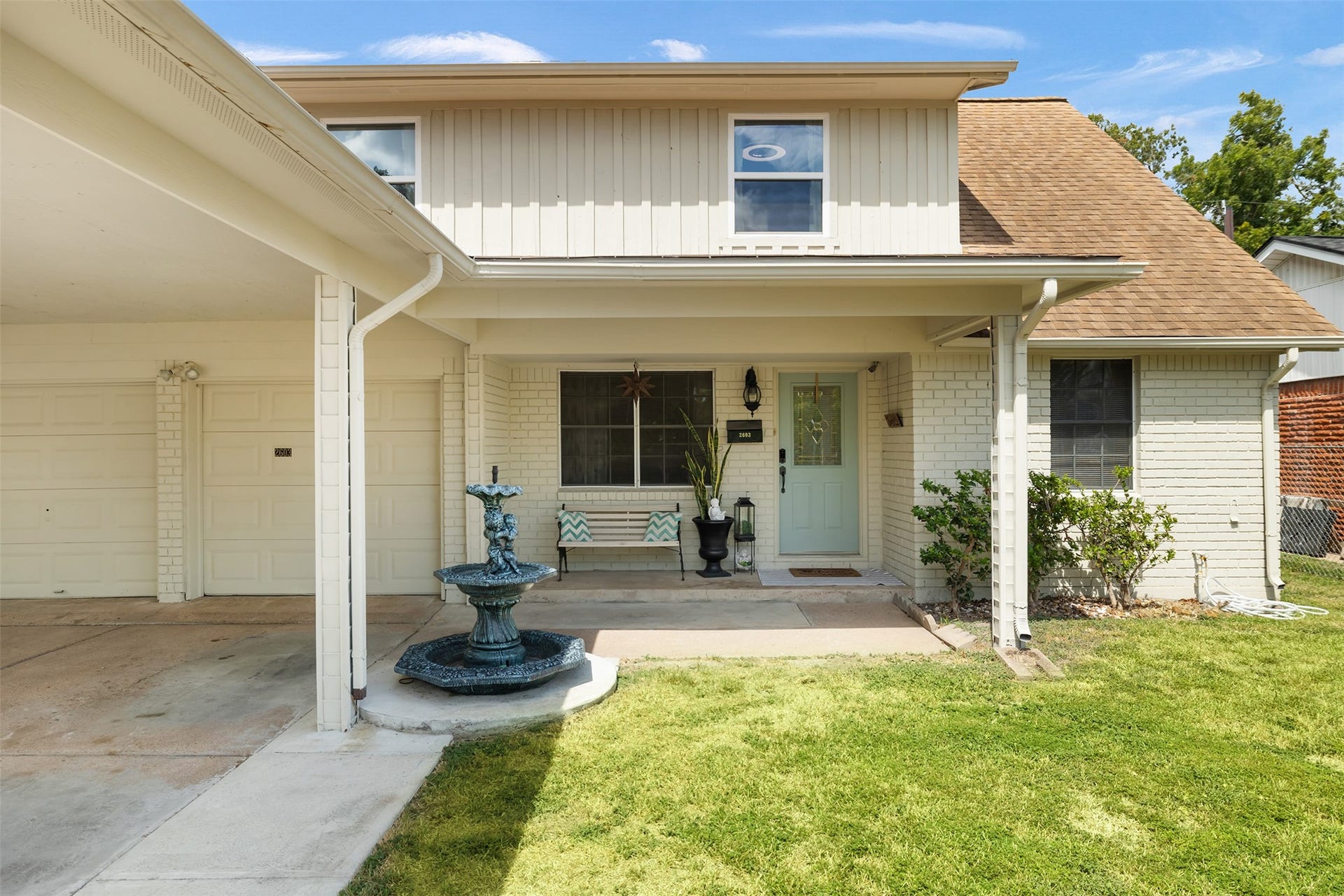 2603 Grape Lane, Pasadena, TX 77502 Find a cozy front porch to view the Texas sunsets.