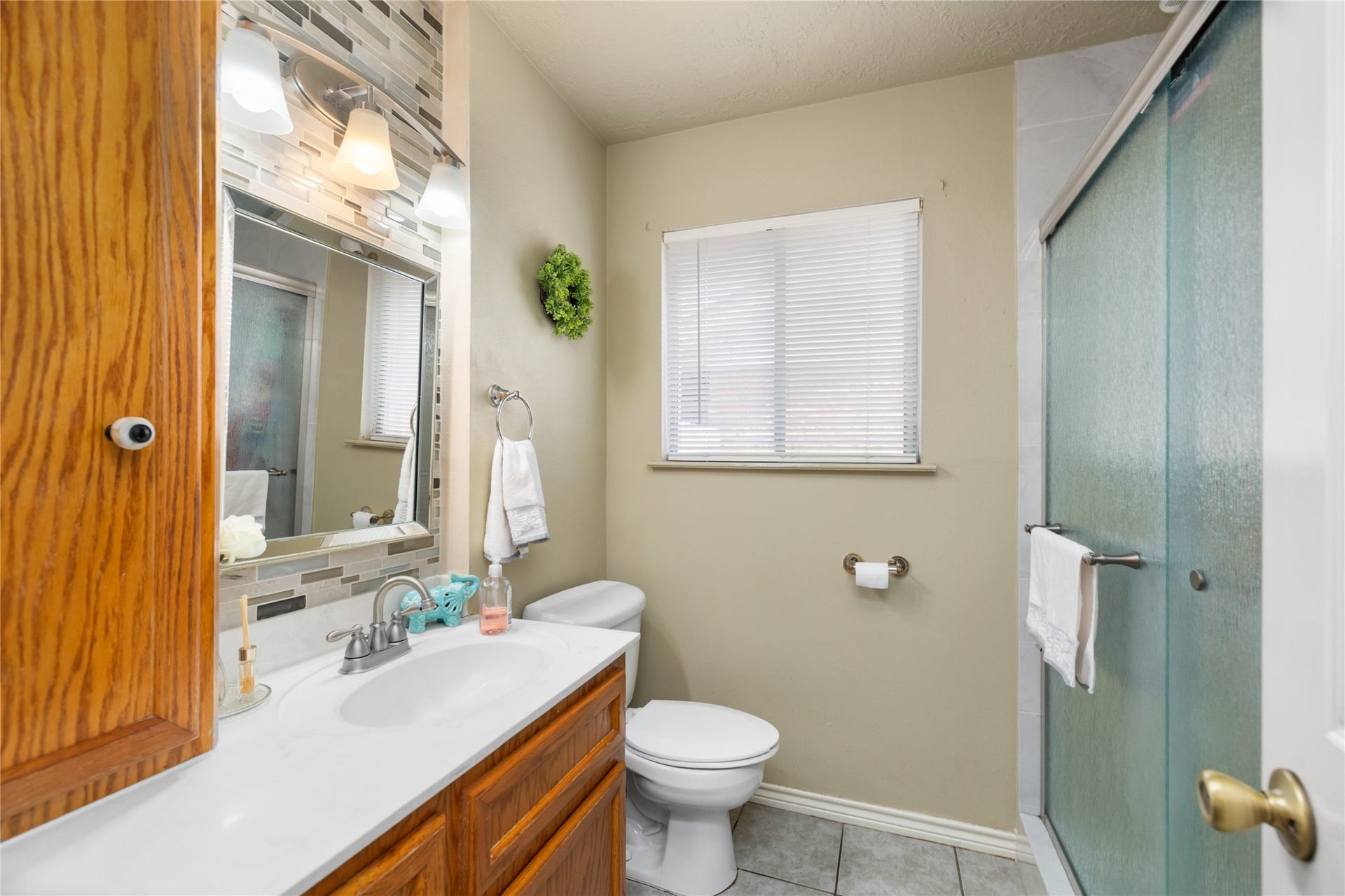 2603 Grape Lane, Pasadena, TX 77502 Downstairs find a fully equipped bathroom.