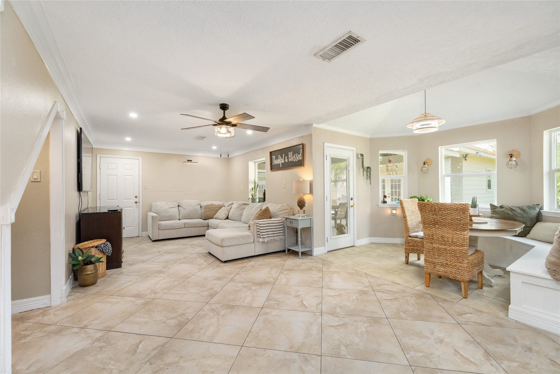 2603 Grape Lane, Pasadena, TX 77502 Open concept in the family room to breakfast nook and kitchen.