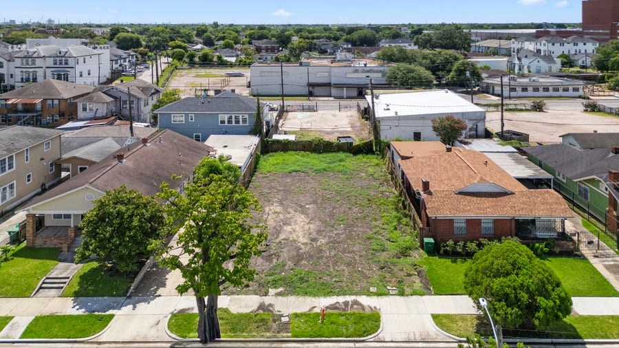 Property photo for 305 Everton Street, Houston, TX