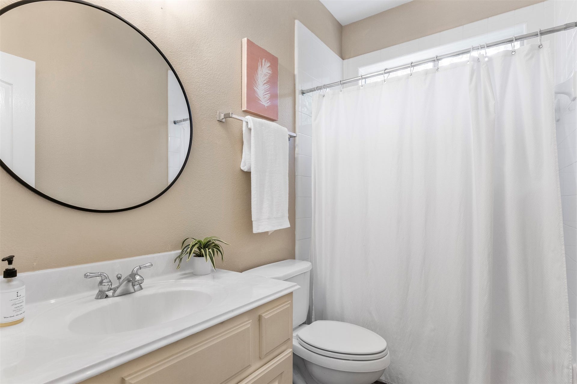 13923 Claymont Hill Drive, Cypress, TX 77429 Full Bathroom next to Bedroom 4.
