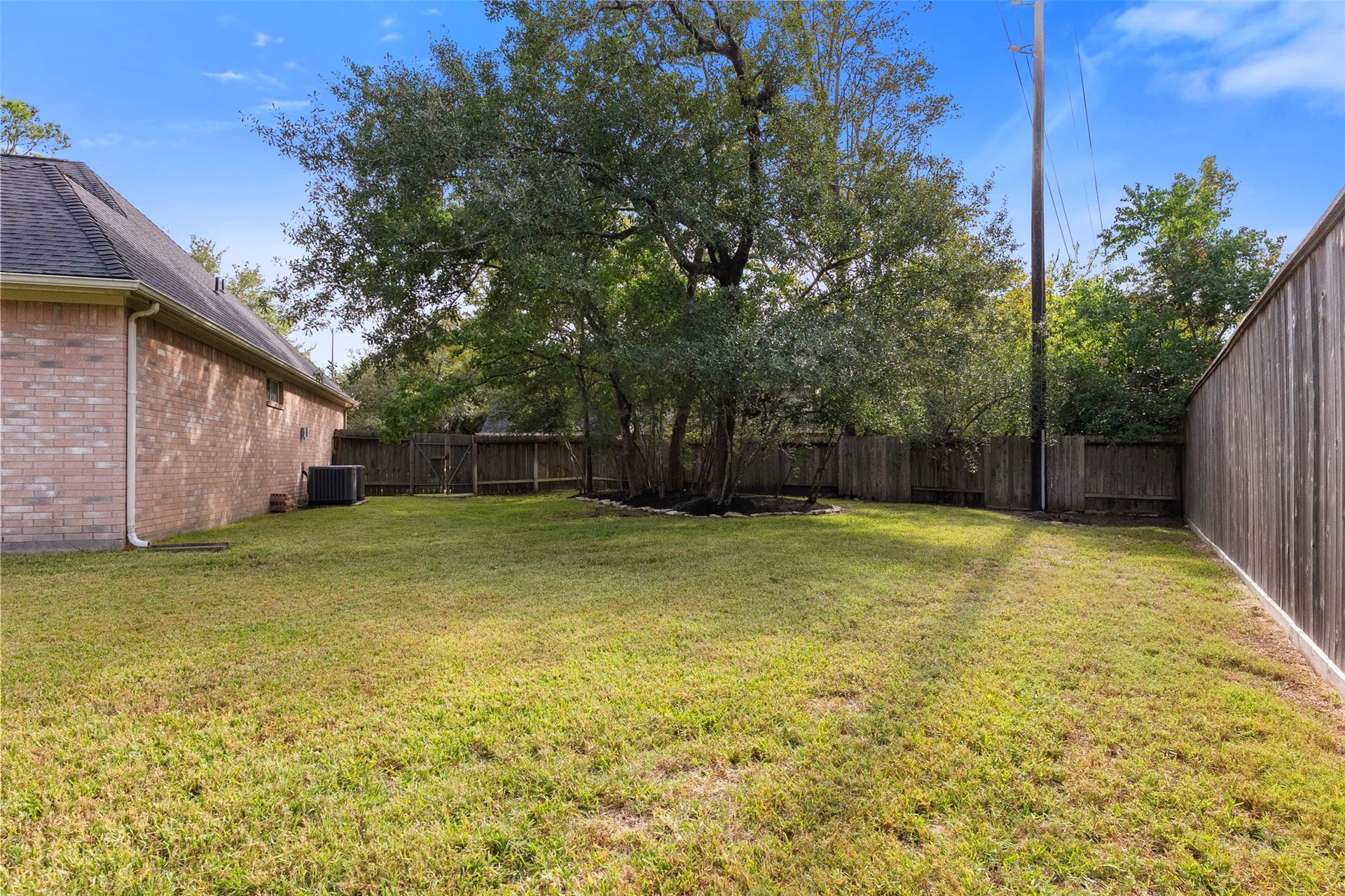 13923 Claymont Hill Drive, Cypress, TX 77429 Side yard with new mulch in all of the flower beds.