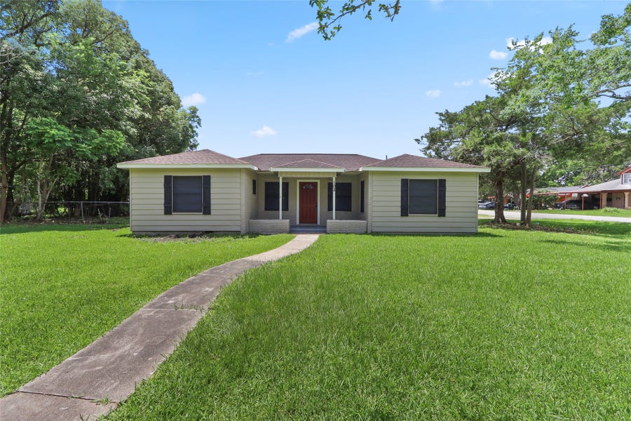 Property photo for 102 S 5th Street, Alvin, TX
