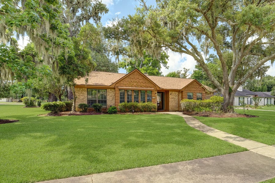 Property photo for 131 Lily Street, Lake Jackson, TX