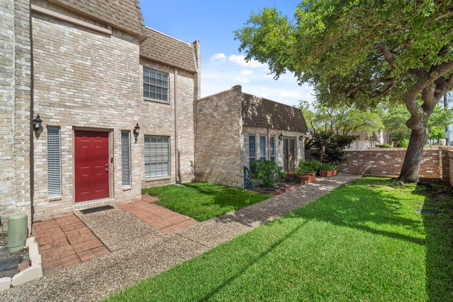 Property photo for 2 River Creek Way, Sugar Land, TX