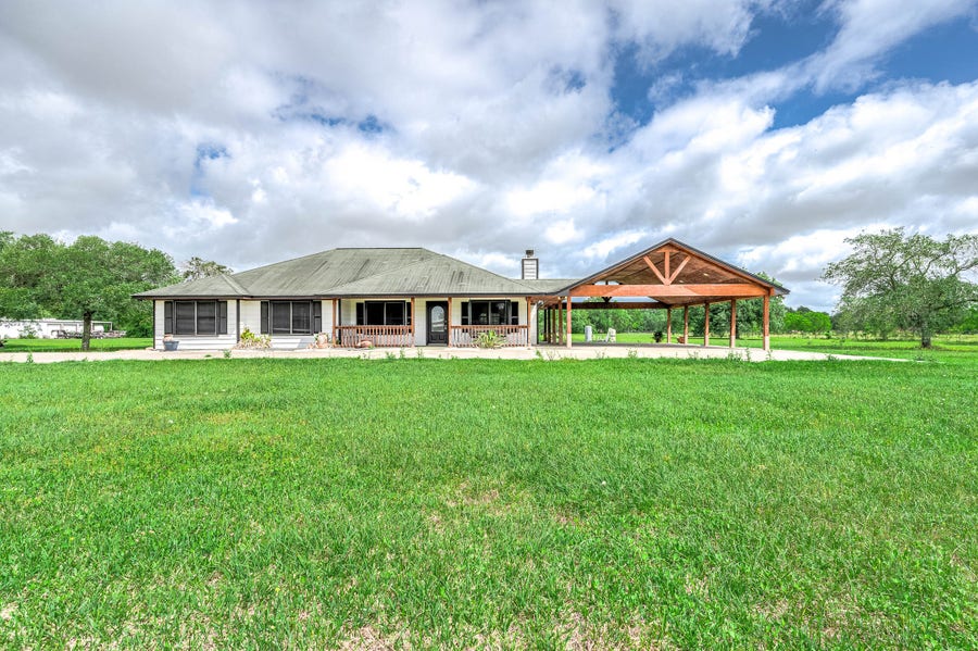 Property photo for 1095 County Road 423, Alvin, TX