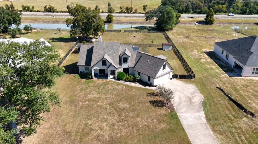 Property photo for 202 Lakeland Circle, Rosharon, TX