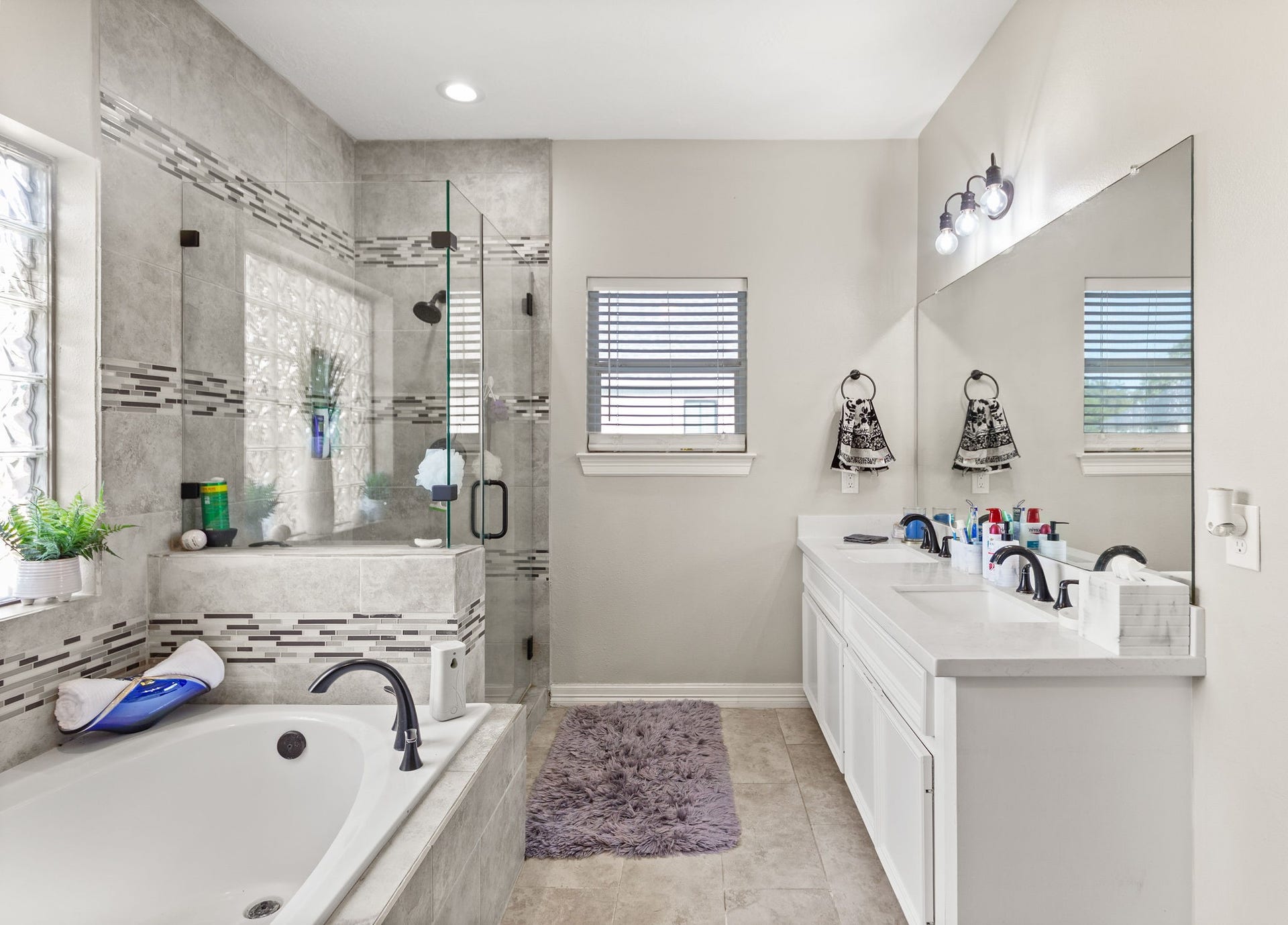 202 Lakeland Circle, Rosharon, TX 77583