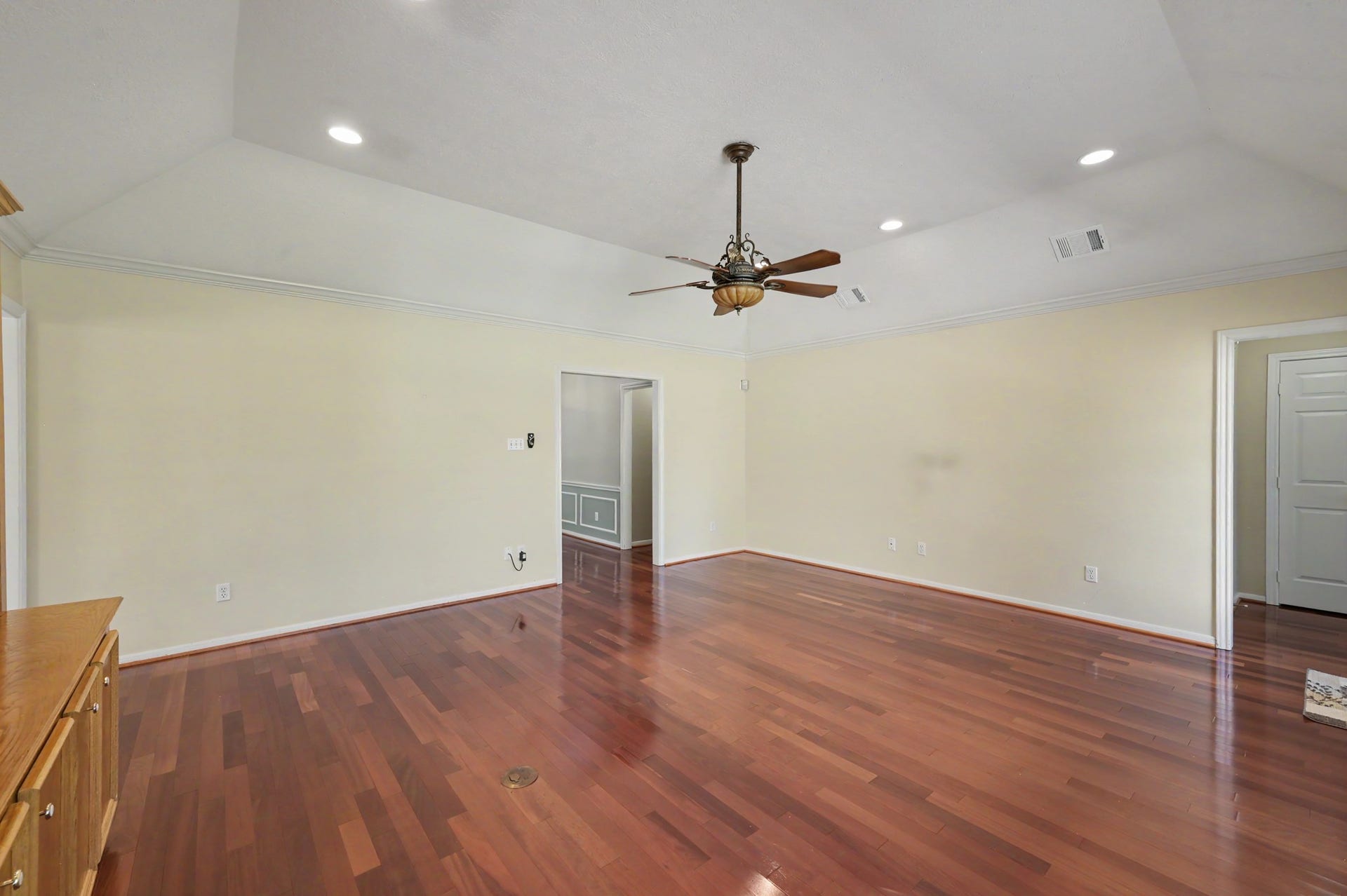 419 Dover Lane, Spring, TX 77373 Another view of the spacious living area with plenty of room for all your furniture. The doorway leads to two spacious bedrooms and a full bathroom with separate shower & bathtub.