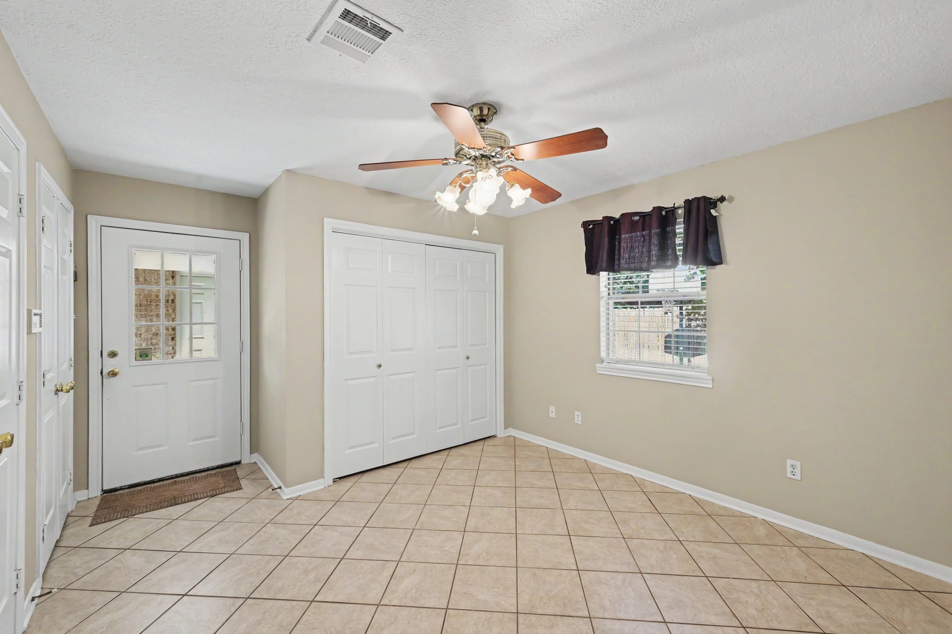 419 Dover Lane, Spring, TX 77373 Bright office/study featuring tile flooring, ample natural light and a welcoming space with a FULL wall of convenient closet storage space! Includes a laundry closet, too.